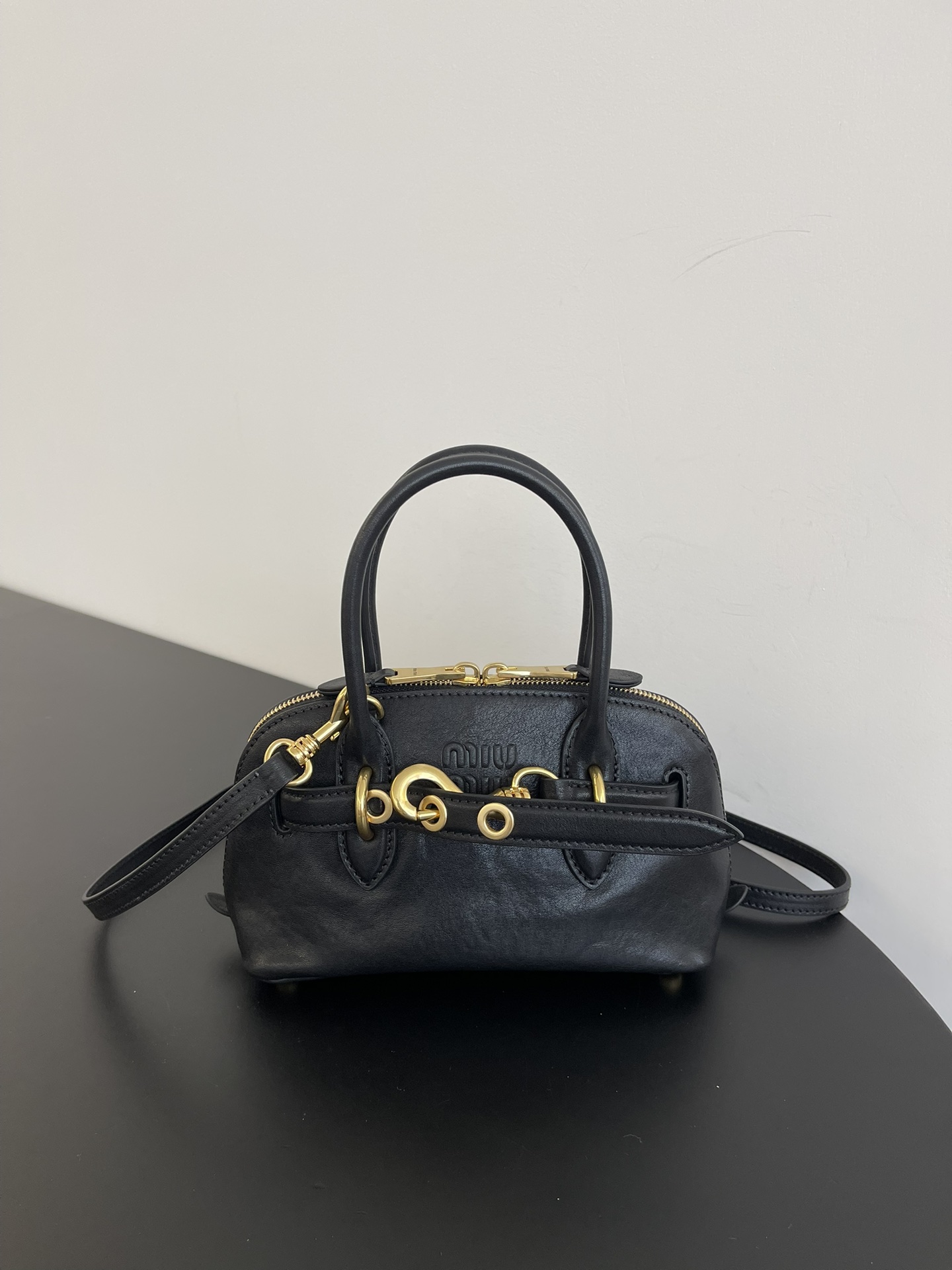 P730 Miumiu bolso concha de piel de vaca Aventure otoño/invierno, forma de concha moderna y personal, cremallera bidire…