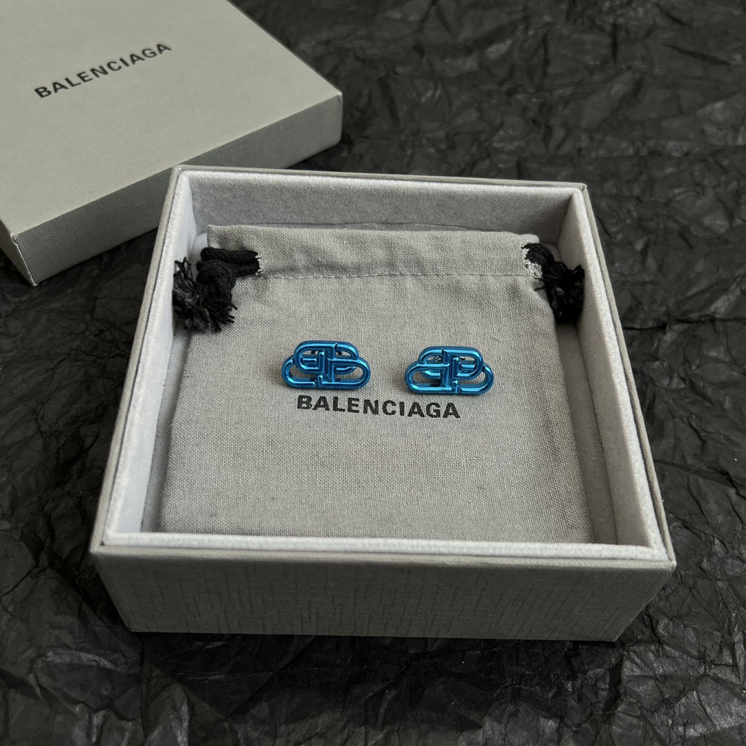 批80 巴黎世家 Balenciaga 耳钉  简单大方 大牌金质感饱满 ，搭配衣服超好看 ！