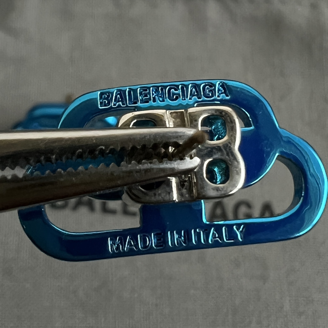 批80 巴黎世家 Balenciaga 耳钉  简单大方 大牌金质感饱满 ，搭配衣服超好看 ！