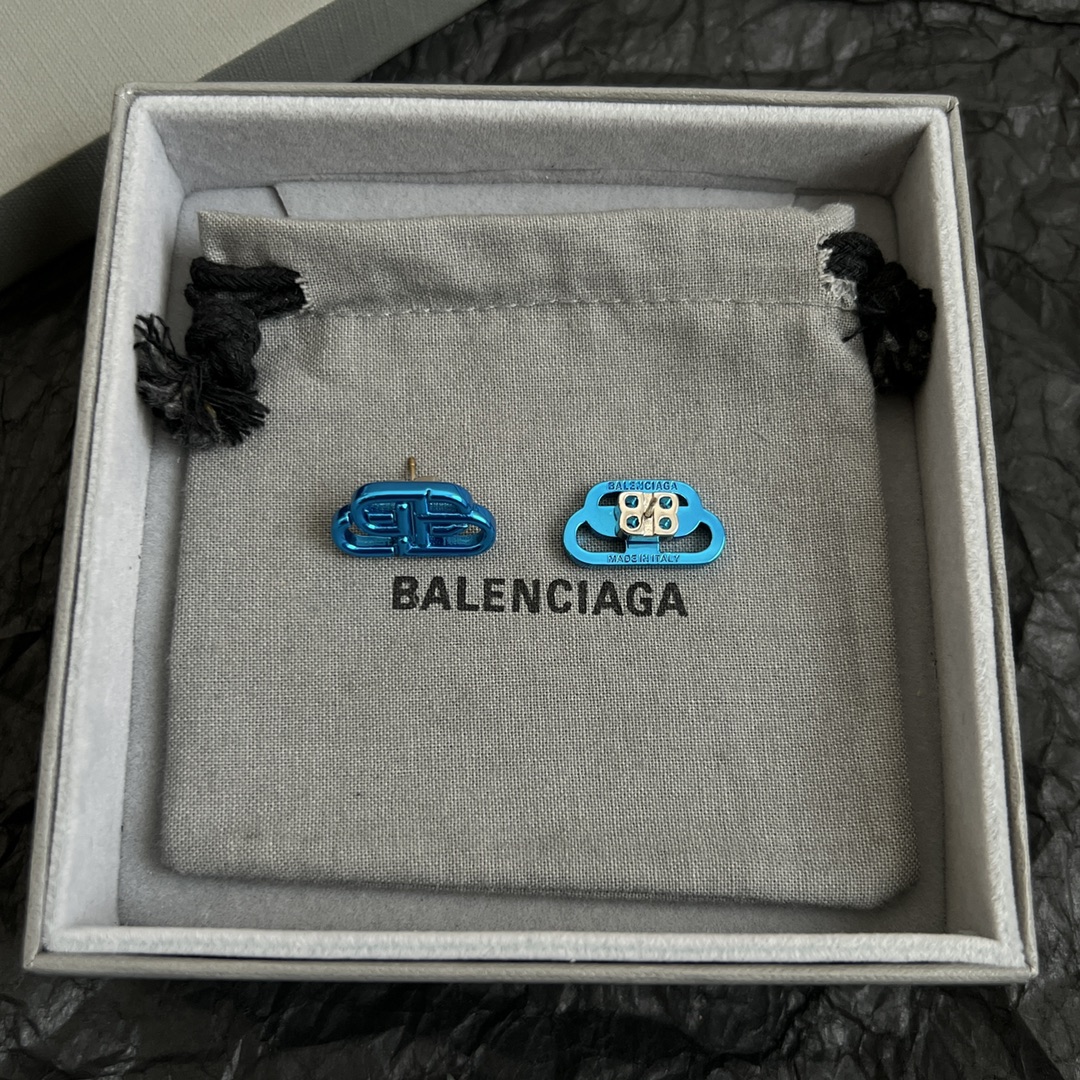 批80 巴黎世家 Balenciaga 耳钉  简单大方 大牌金质感饱满 ，搭配衣服超好看 ！
