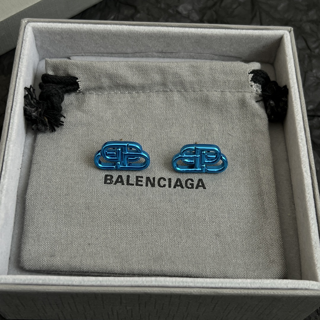 批80 巴黎世家 Balenciaga 耳钉  简单大方 大牌金质感饱满 ，搭配衣服超好看 ！