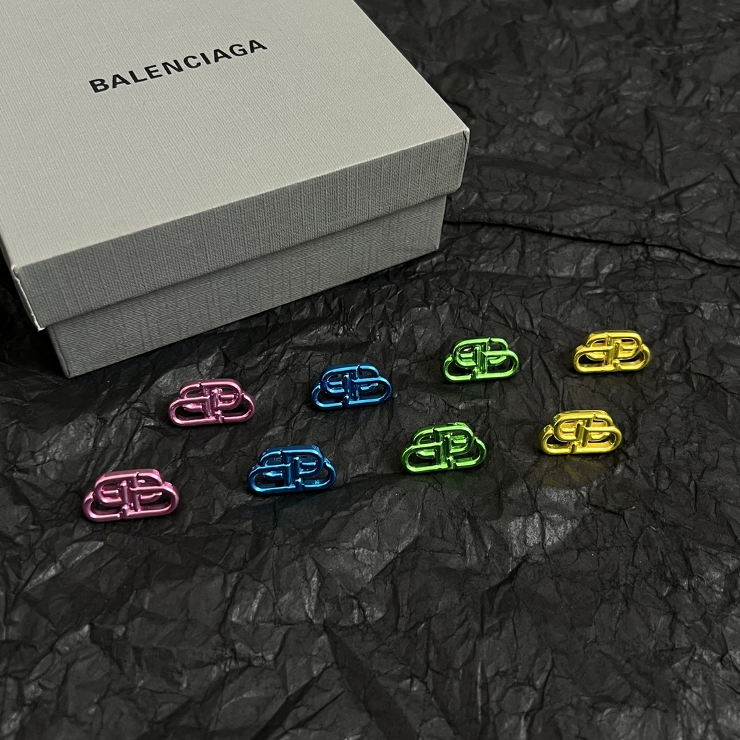 批80 巴黎世家 Balenciaga 耳钉  简单大方 大牌金质感饱满 ，搭配衣服超好看 ！