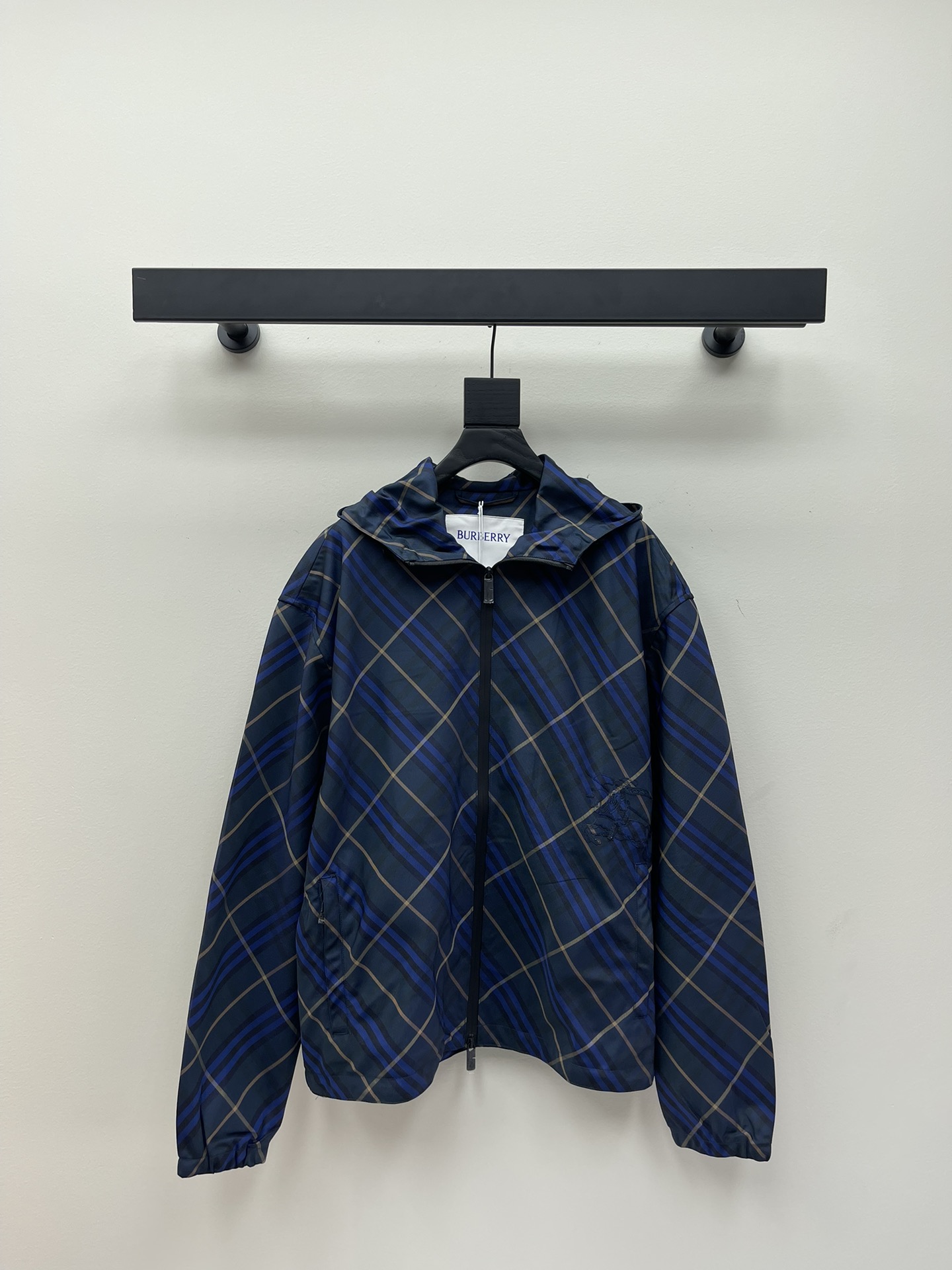 NO:312712,Burberr*25 new double-sided design plaid long-sleeved jacket, same style for men and women, classic plaid hooded drawstring jacket, classic plaid loose silhouette style is not picky, plaid style shows the brand's charm, tight cuffs, neat windproof, classic plaid embroidered knight pattern embellishment, handsome and fashionable upper body, versatile upper body makes it look slim and warm, and fashionable!  S-XL A, burberry, jackets & coats,hats,alexander wang19860909Burberr*25新款双面设计格子长袖外套 男女同款 经典格纹连帽抽绳外套 经典格子纹宽松廓形版型不挑人 格纹样式彰显品牌魅力 袖口收紧 防风利落 经典格纹刺绣骑士图案点缀 上身帅气又时髦 百搭上身显瘦又保暖 时髦感妥妥的！S-XL A,,burberry,jackets & coats,hats,alexander wang,Women's clothing