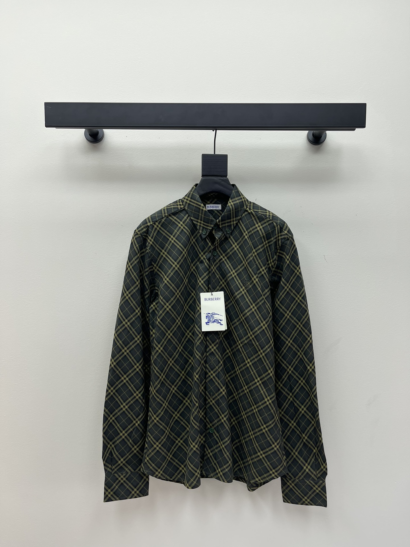 NO:312720,Burberr*25 new popular shirt is coming, logo embroidered checked lapel shirt. It uses high-quality stretch cotton twill fabric, which is soft, comfortable and crisp, and can maintain a good style. The shirt is embroidered with the brand's B-shaped shield embroidery. This design is inspired by the equestrian knight logo. The embroidery craftsmanship is very fine. The decorative worsted Burberry check is an iconic element of the brand, demonstrating the unique British fashion charm. The slim tailoring can highlight the body advantages and show elegance. The open card and cuffs are integrated with hidden grosgrain bands, and the details are exquisite. Whether it is paired with suit pants to create a business style or with jeans to show casual style, it is an excellent choice, allowing you to stand out in any occasion. Full of details!  The same style for men and women!  SMLXL A, burberry, jeans,shirts,business suit,alexander wang19860909Burberr*25新款爆款衬衣来袭,徽标刺绣格纹翻领衬衫.采用高品质的弹力棉质斜纹面料,柔软舒适又不失挺括,穿着自在且能保持良好的版型.衬衫点缀着品牌B字型盾牌刺绣,这个设计灵感源自马术骑士徽标,刺绣工艺十分精细,其装饰的精纺Burberry格纹,是品牌的标志性元素,彰显独特的英伦时尚魅力.修身剪裁,能够凸显身材优势,展现优雅气质.开襟和袖口处融入隐藏式罗缎饰带,细节之处尽显精致.无论是搭配西装裤打造商务风,还是配牛仔裤展现休闲范,它都是绝佳选择,让你在任何场合都能脱颖而出.细节满满！男女同款！码数SMLXL A,,burberry,jeans,shirts,business suit,alexander wang,Women's clothing