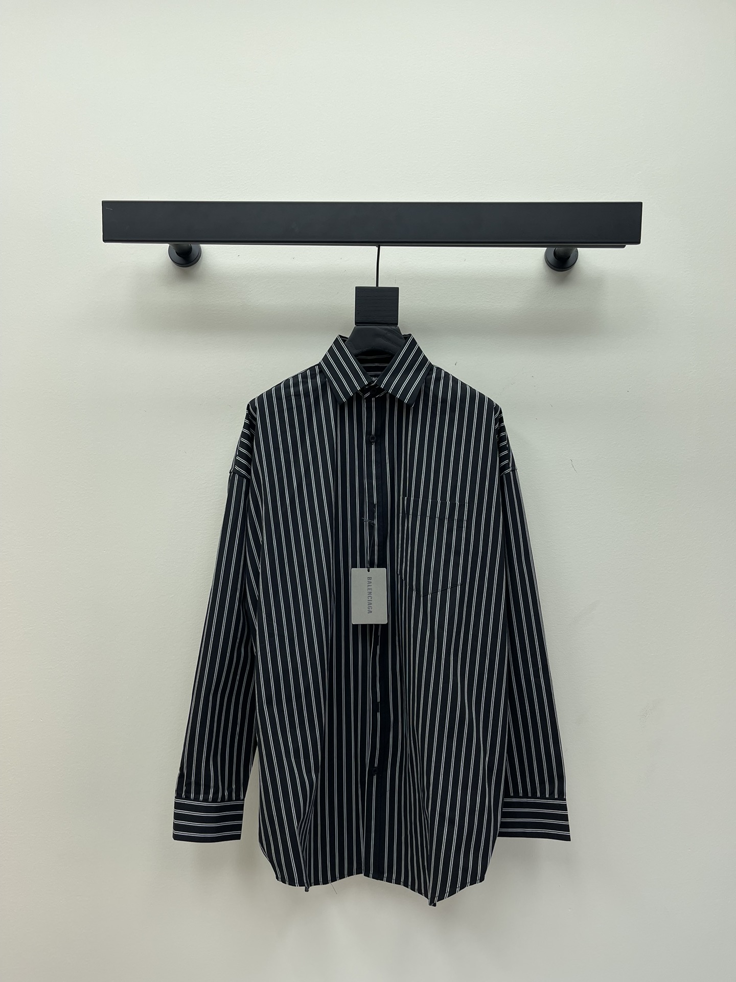 NO:312716,Balenciag*25 new men's striped shirt, business casual slim long-sleeved shirt!  Proper business and leisure!  Limited new model, urban business style!  The style and tailoring of the shirt is even more delicate and plastic, and does not require too much primary color decoration. For men, it is their own charm!  Built with imported organic cotton, the style is more crisp and natural, with extremely comfortable touch and excellent fit!  S-XL, balenciaga,shirts,alexander wang19860909Balenciag*25新款男士条纹衬衫,商务休闲修身款长袖衬衣！宜商务 宜休闲！限量新款,都市商务气质款！衬衫的版型剪裁更是精剪塑性,不需要过多的原色装饰,对于男士来说极简便是自身魅力！客供进口有机棉打造,更显版型的挺括自然,触感极为舒适,贴身性能绝佳！S-XL,,balenciaga,shirts,alexander wang,Women's clothing