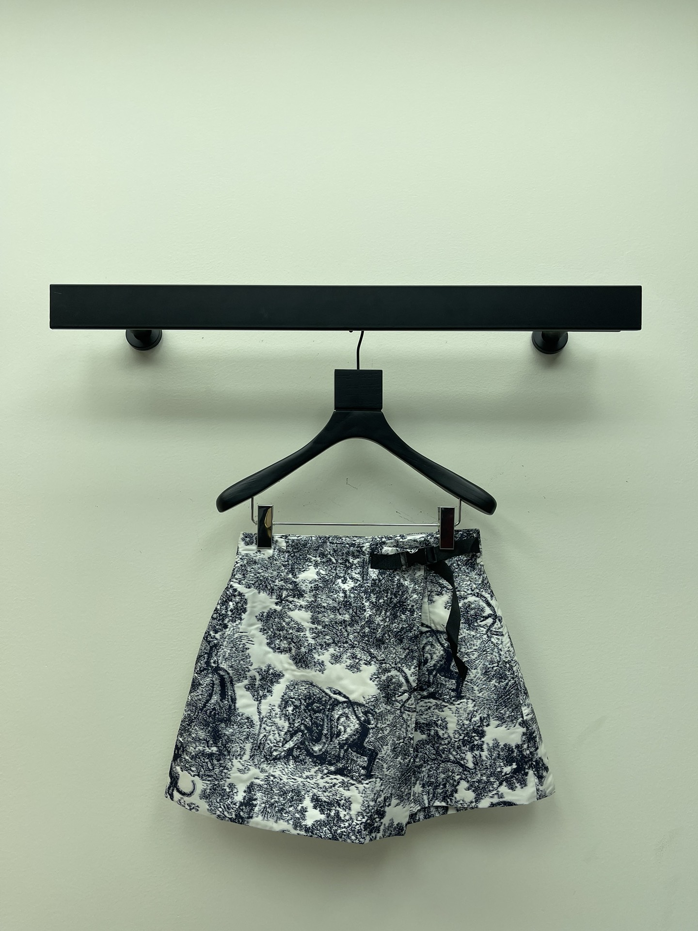 NO:312705,Dio*25 new jungle animal jacquard skirt pants, ace trousers, anti-exposed, simple, classic and versatile style, very good-looking and unique and charming. Buy the entire series, the single product is very nice, with a light retro feel, fashionable and fashionable, original single fabric, mold custom hardware, high-quality workmanship details~SML A,,dior, skirts, alexander wang19860909Dio*25新款满身丛林动物提花半身裙裤 王牌裤裙 防走光 简单经典百搭款 非常好看并且极具个性魅力 全系列入手,单品搭配都很Nice 自带轻复古的感觉 时髦洋气 原单面料 开模定制五金 做工细节高品质~SML A,,dior,skirts,alexander wang,Women's clothing