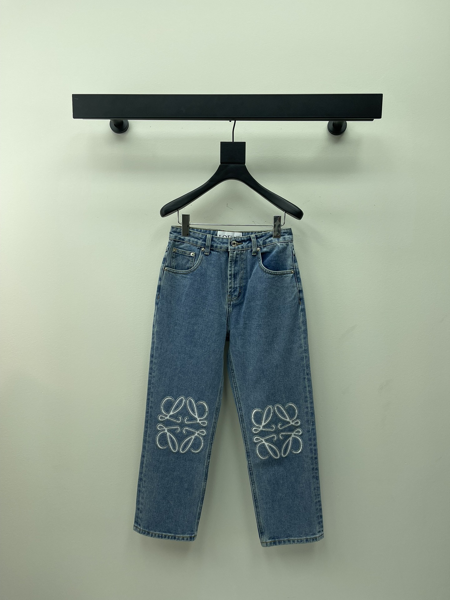 NO:312749,Loew* 25 early spring new style classic laser hollow straight jeans cropped trousers!  High-end production!  ZP has been purchased for a long time and is made of washing tannin cloth. Anagram has been decorated with hollowed-out Anagram three times. Finally, it is adjusted to the perfect version. It can be called a slimming tool. It looks very beautiful and perfectly restored. YB's L*EWE embossed cowhide leather label patch, and the exclusive hardware buckle with a very high production cost. The nostalgic and retro washing blue is fashionable and high-end texture. The medium and high waist style is very comfortable. It is definitely the type that you fall in love with at first sight. Size 25/26/27/28/29/30,,loewe,jeans,cowhide,alexander wang19860909Loew* 25早春新款 经典款激光镂空直筒牛仔裤九分裤！高版出品！ZP购入久等啦采用水洗单宁布制成,膝盖处饰有镂空Anagram出了三次样板 最后才调整到完美的版型可以称为显瘦神器随便怎么搭配都超好看完美还原了 YB的 L*EWE 压纹牛皮革标签贴片,以及独家开模的五金扣制作成本非常高怀旧复古的水洗蓝时髦高级质感超级好,中高腰版型,上身非常舒服绝对是那种一眼就爱上的款 尺码25/26/27/28/29/30,,loewe,jeans,cowhide,alexander wang,Women's clothing