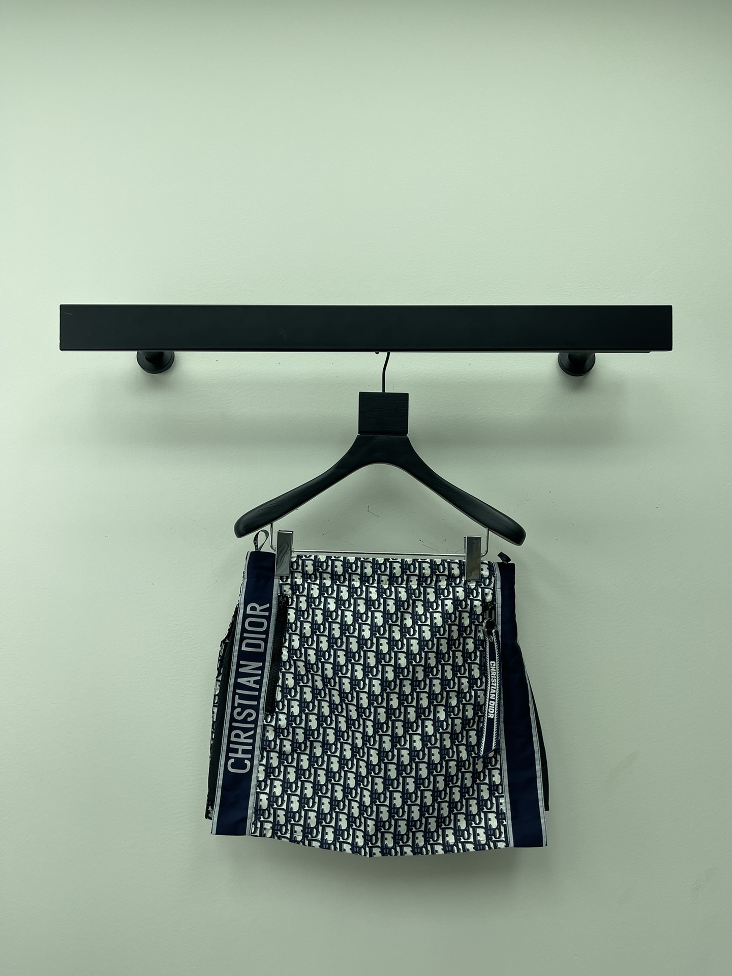 NO:312709,Dio*25 new classic presbyterian jacquard shorts skirt, D home presbyterian logo goddess series casual shorts skirt, fabric is taffeta!  Large body CD jacquard has a strong texture and the texture is really good!  Elastic and elastic waist is very inclusive to the figure. It can visually lengthen the lines of the legs and make it slim, creating a visual feeling of the legs below the chest. Close your eyes and enter the spring and summer. It is really a must-have, fashionable and casual, and it is completely easy to wear. It is highly recommended for fashionable girls to buy it!  SML, dior,dior,skirts,shorts,alexander wang19860909Dio*25新款经典老花提花短裤裙,D家老花logo女神系列休闲短裤裙,面料采用塔夫绸！大身CD提花 带有极强的肌理感,质感真的非常不错！弹力松紧腰,对身材有很好的包容性.即能在视觉上拉长腿部线条又能起到藏肉显瘦的效果,打造胸以下全是腿的视觉感受.闭眼入 春夏真的刚需,时尚又休闲完全拿捏住了,随手一穿都是轻松chic的法式女孩.强烈推荐时髦精们入手！ SML,,dior,dior,skirts,shorts,alexander wang,Women's clothing