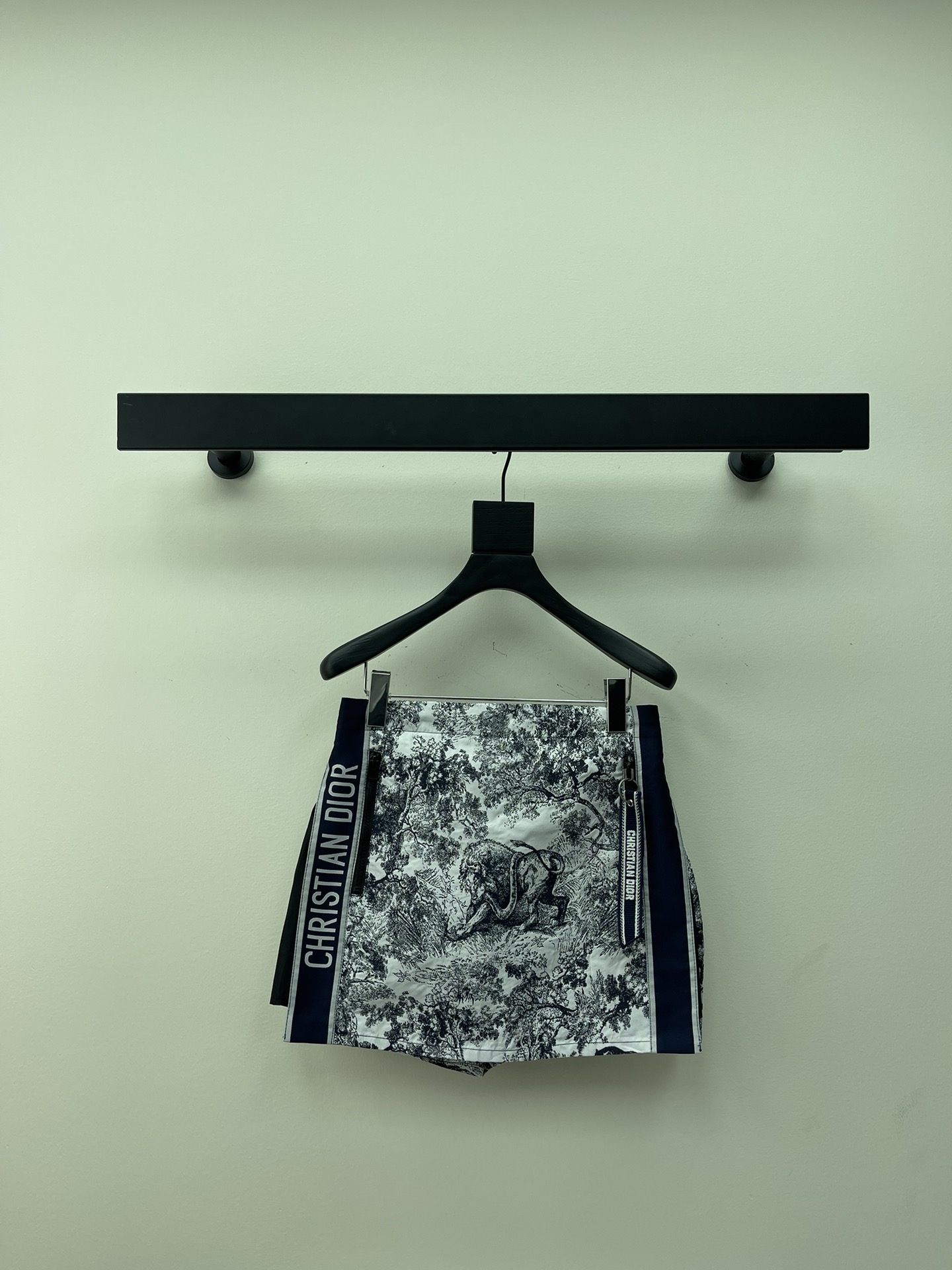 NO:312717,Dio*25 new jacquard shorts skirt, Chez Moi series, Tech Taffeta Reverse Joo Jungle animal pattern Oblique jacquard shorts skirt. YB consistent shorts skirt hem, high waist A-line skirt hem, and the upper body is super long legs. Both sides are slit design, lining is lined with color matching lining shorts, customized letter webbing splicing, YB molded hardware accessories, and details are in place. SM, dior, versace, skirts, shorts, alexander wang19860909Dio*25新款提花短裤裙,Chez Moi系列,科技塔夫绸 Reverse 茹伊丛林动物图案Oblique提花面料短裤裙.YB一致的短裤裙摆,高腰A字裙摆,上身超显大长腿.双侧以开叉的设计,内衬是配色的里布短裤 定制的字母织带拼接,YB开模的五金配件,细节做工都到位.SM,,dior,versace,skirts,shorts,alexander wang,Women's clothing