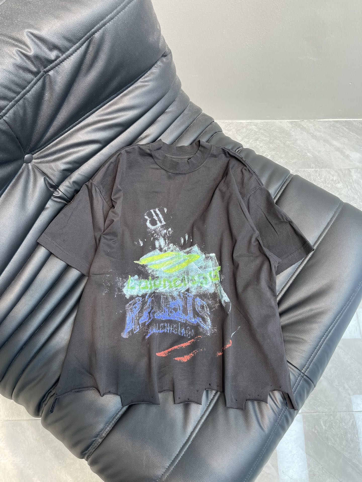 NO:312188,Balenciag*25 spring and summer new smudged letter printed old short-sleeved T-shirt, breathable and comfortable, full texture. Loose short-sleeved T-shirt cut to highlight the brand style. Made of gram-weight pure cotton, slightly elastic, and presents a slim visual effect. The brand letter logo pattern is printed on the chest. Multiple smudged and worn ripped holes are used to match the wool fleece hem. Show personal charm. Highlights the brand's fashion sense. Full of creativity. The brand's high-end design sense is full. The inner wear is brilliant and fashionable!  SML, balenciaga, T-shirt,tees, t-shirt,alexander wang19860909Balenciag*25春夏新款晕染字母印花做旧短袖体恤,透气舒适 质感十足 宽松短袖T恤裁剪 凸显品牌格调 采用克重纯棉制成 略带有弹力 呈现显瘦视觉效果 胸前印有品牌字母徽标图案 多重晕染磨毛破洞做旧处理 与毛絮边衣摆呼应 彰显个性魅力 凸显品牌时尚感 充满创意 品牌高级设计感拉满 单穿内搭都出彩时髦！SML,,balenciaga,T-shirt,tees，t-shirt,alexander wang,Women's clothing