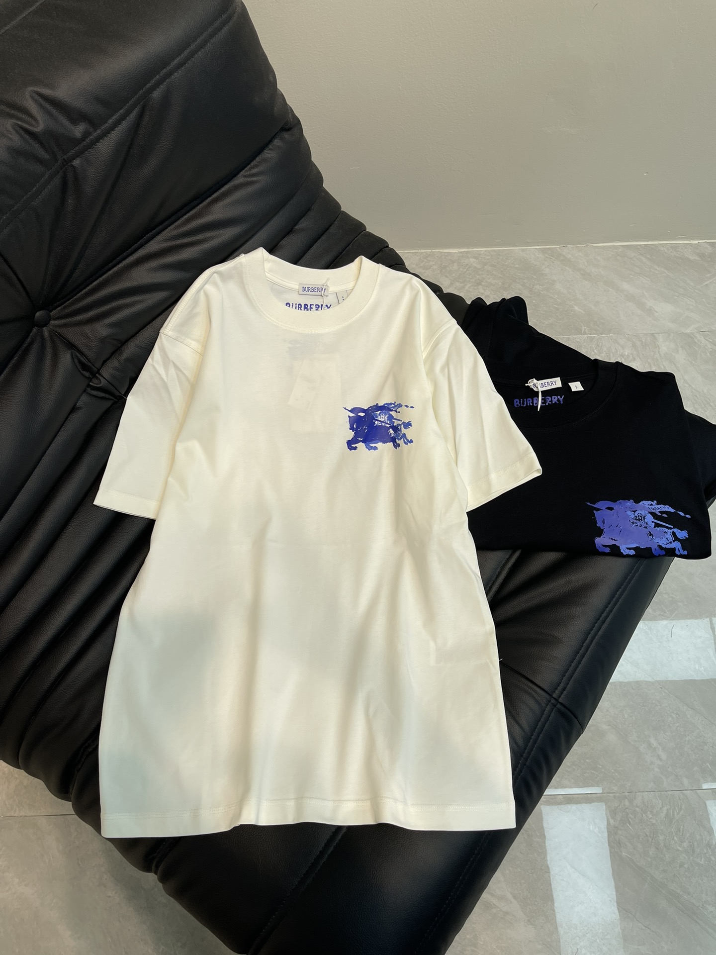 NO:312182,Burberr*25 Spring and Summer New Ink Splash Knight War Horse Print Short Sleeve T-shirt, a belated good product!  Ink-splashing war horse knight print design, couples versatile pure cotton short-sleeved T-shirt!  The round neck thread is designed with a casual style, showing a loose style. If you have ink-splashing Knight War Horse print, please choose the normal size. Machine-washed loose short-sleeved one is the best matching item for BUR fans in spring and summer. It is an absolute treasure. A short-sleeved series that trendy men and women must buy!  !  S-XL, burberry, T-shirt,tees, t-shirt,alexander wang19860909Burberr*25春夏新款泼墨骑士战马印花短袖T恤 迟来的好货好款！泼墨战马骑士印花设计,情侣款百搭纯棉短袖T恤！圆领螺纹采休闲版型设计,呈现宽松版型.有泼墨骑士战马印花请选择平时正常尺码.机洗这款宽松短袖便是我献给BUR粉丝开春春夏最佳的搭配单品,绝对的珍品,潮男潮女必入的短袖系列！！S-XL,,burberry,T-shirt,tees，t-shirt,alexander wang,Women's clothing