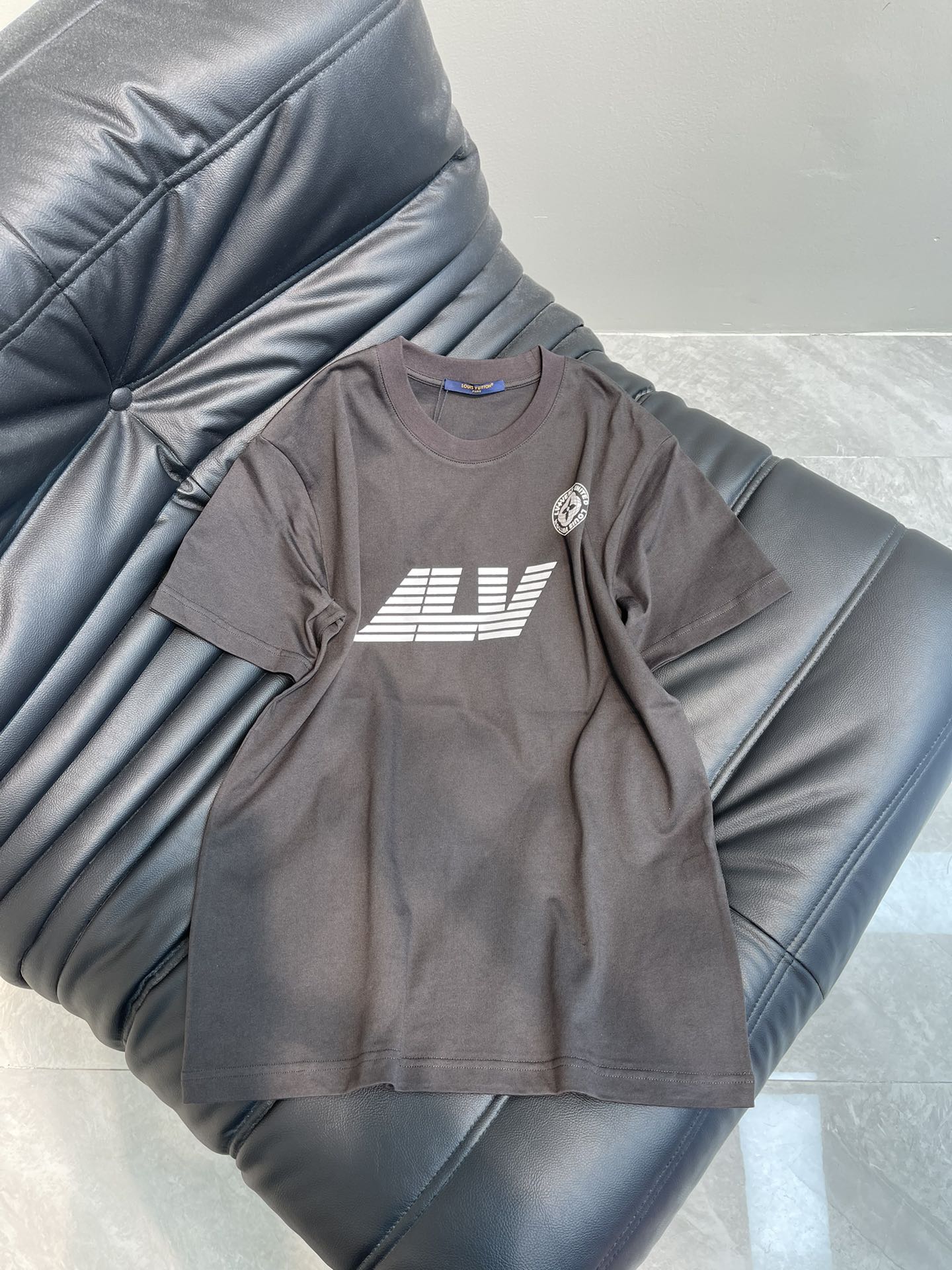 NO:312183,Louis Vuitto*25 spring and summer new letter printing cotton short-sleeved T-shirt, this T-shirt is built on the washing process to create a remarkable and old-fashioned effect, and then uses contrasting logo prints to interpret the theme of the seasonal travel. It can easily integrate various casual styles and fully express the rich retro style. SML A,,louis vuitton, T-shirt,tees, t-shirt,alexander wang19860909Louis Vuitto*25春夏新款字母印花棉质短袖T恤,本款t恤依托水洗工艺营造瞩目做旧日效果,再以撞色标识印花诠释当季旅行主题.可轻松融入各式休闲造型,尽释浓郁复古风情.SML A,,louis vuitton,T-shirt,tees，t-shirt,alexander wang,Women's clothing