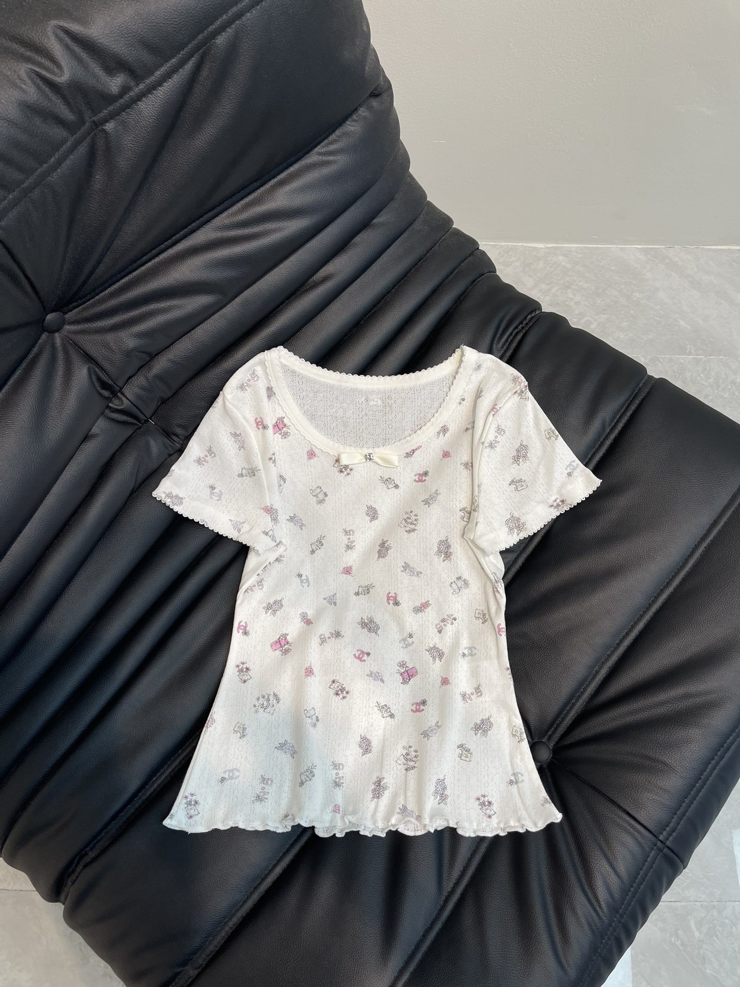 NO:312193,Chane* Xiaoxiang 25 spring and summer new Coco empty pure cotton top short sleeves, white and rich beauty must be used as a magical tool!  Printed pattern age-reducing bow decorative slim fit style versatile and versatile body, super slim!  It looks super good when worn alone!  The pure cotton texture is super comfortable!  The round neck style looks huge and slim!  Simple, elegant and high-end!  Perfect workmanship quality depends on details.SML A, chanel, T-shirt, alexander wang19860909Chane*小香25春夏新款Coco缕空纯棉小上衣短袖,白富美必入神器！印花图案减龄蝴蝶结装饰修身版型万能百搭上身超显瘦！单穿做内搭搭配都超级好看！形口纯棉质感超舒适！圆领版型上身巨显瘦！简约优雅又高级！完美做工品质看细节.SML A,,chanel,T-shirt,alexander wang,Women's clothing