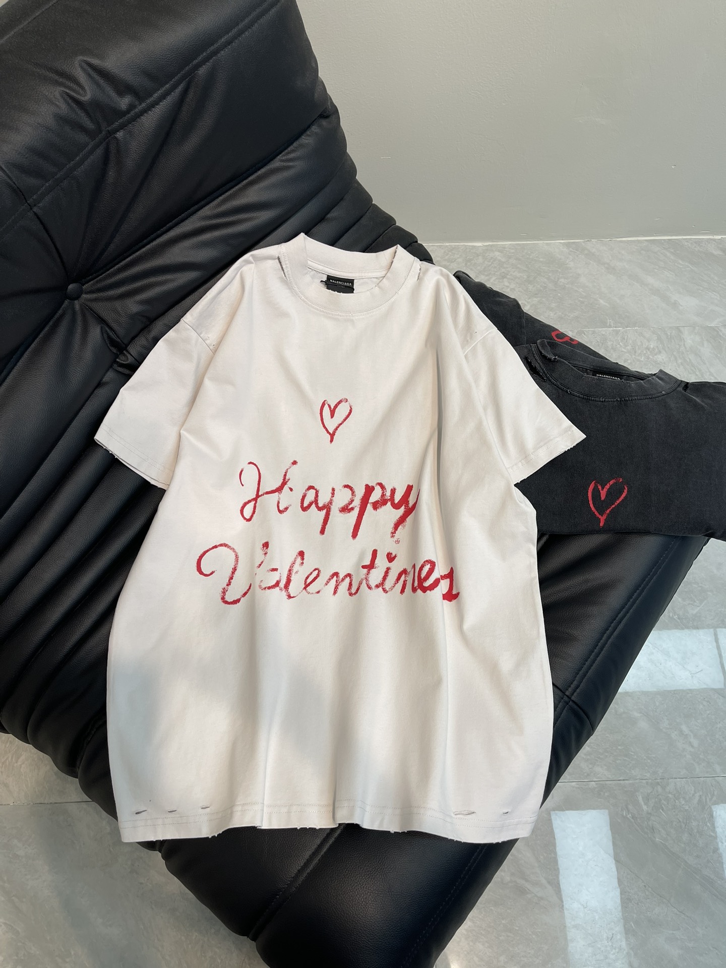 NO:312194,Balenciag*25 spring and summer new style Valentine's Day LOVEY limited graffiti love heart silhouette short-sleeved T-shirt, retro jersey fabric, large silhouette cut, front and sleeve decoration logo love declaration graffiti Retro edge effect, aging and washing fading effect Neutral style for men and women!  Light gray/dark gray SML, balenciaga, T-shirt,tees, t-shirt,alexander wang19860909Balenciag*25春夏新款 情人节LOVEY限定涂鸦爱心廓形短袖T恤,复古平纹针织面料,廓形大版剪裁 正面和衣袖饰标识爱情宣言涂鸦 复古磨边效果,做旧和水洗褪色效果 中性款 男女同款！浅灰/深灰 SML,,balenciaga,T-shirt,tees，t-shirt,alexander wang,Women's clothing