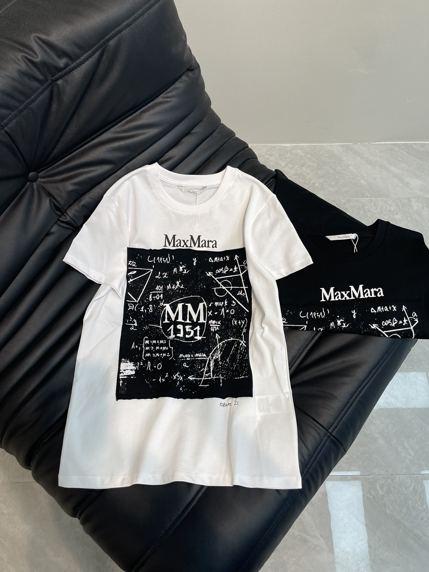 NO:312177,Max mar*25 hot-selling minimalist blackboard graffiti short-sleeved T-shirt, black and white classics are never out of date!  Max*ara's blackboard graffiti T, the black and white color scheme is really too high-end!  The minimalist design is matched with classic logo graffiti, versatile and fashionable, and you can wear it casually and be elegant. Whether it is jeans or skirts, it is super stylish. Sisters are so popular!  SML, skirts, jeans, T-shirt, tees, t-shirt, alexander wang19860909Max mar*25爆款现货 极简风黑板涂鸦短袖T恤,黑白经典永不过时！Max*ara的黑板涂鸦T,黑白配色真的太高级了！极简设计搭配经典logo涂鸦,百搭又时髦,随便一穿就是气质小姐姐～不管是配牛仔裤还是半裙都超有范儿,姐妹们冲！ SML,,skirts,jeans,T-shirt,tees，t-shirt,alexander wang,Women's clothing