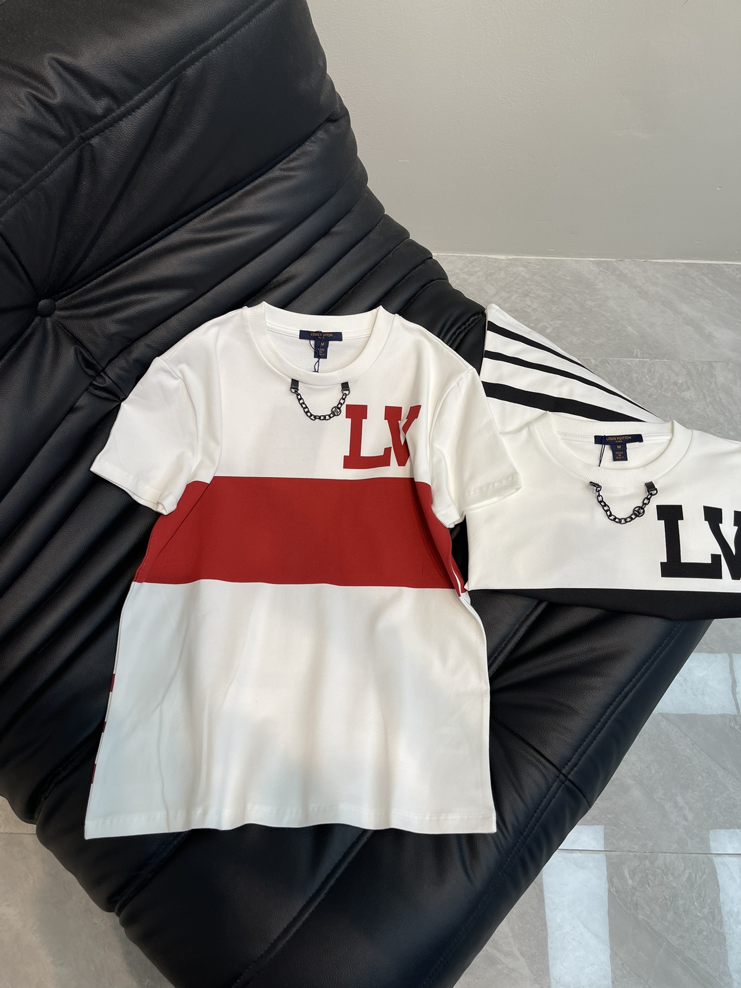 NO:311737,Louis Vuitto*25 spring and summer new round neck striped chain short-sleeved T-shirt custom YB native cotton material breathable and comfortable, full texture Slim short-sleeved T-shirt cut highlights the brand style Made of gram-weight pure cotton with a slight elasticity Presents the visual effect of slimming The neckline is made of metal letter chains as the design highlights The chest is decorated with letter logos and contrasting stripes to highlight the high-end style The inner wear is brilliant and fashionable SML,,louis vuitton,T-shirt,tees,t-shirt,alexander wang19860909Louis Vuitto*25春夏新款圆领条纹链条短袖T恤 定制YB原生全棉材质 透气舒适 质感十足 修身短袖T恤裁剪 凸显品牌格调 采用克重纯棉制成 略带有弹力 呈现显瘦视觉效果 领口以金属字母链条作设计亮点 胸前用字母徽标和撞色条纹装饰 彰显高级格调 单穿内搭都出彩时髦 SML,,louis vuitton,T-shirt,tees，t-shirt,alexander wang,Women's clothing