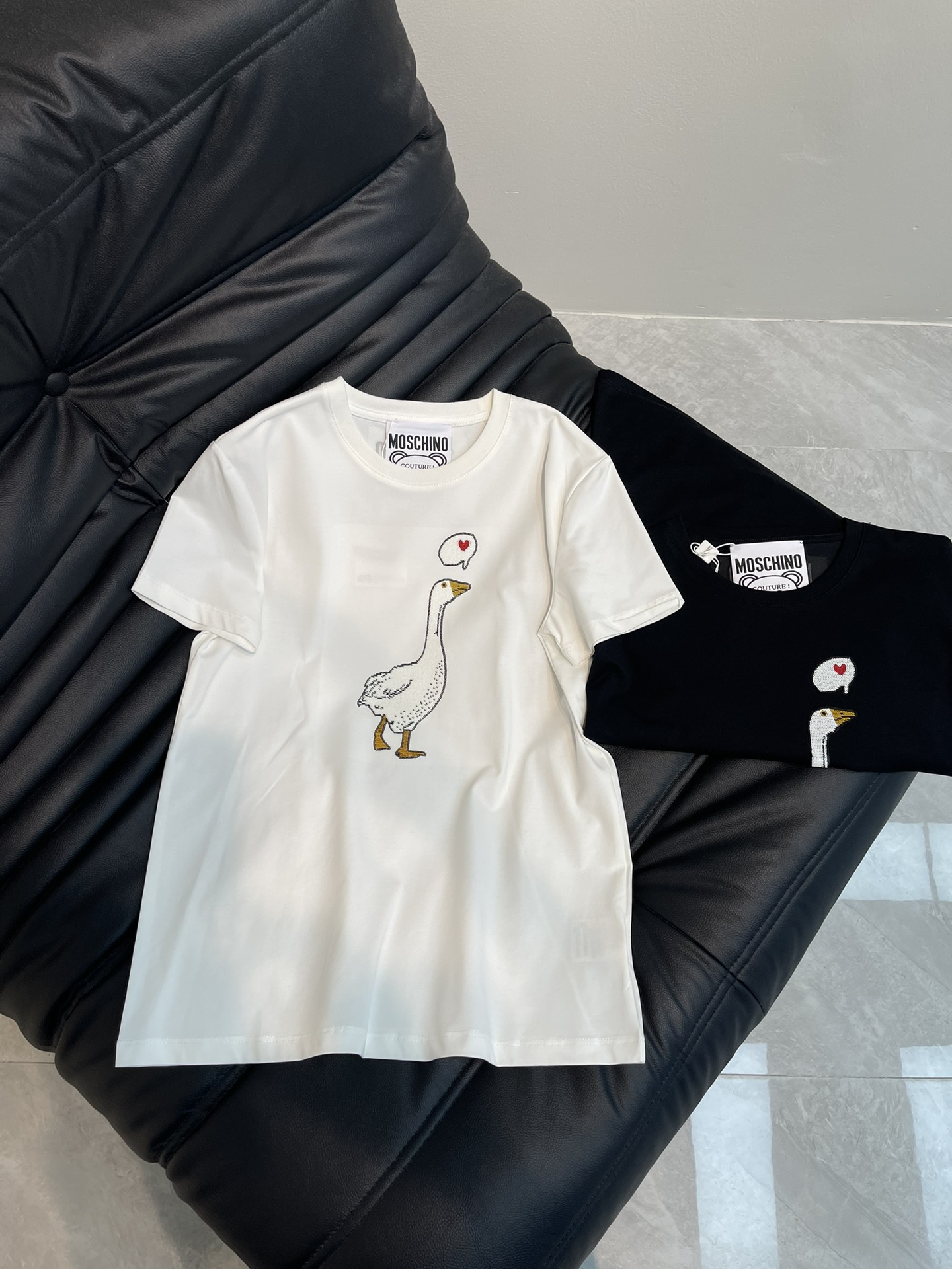 NO:311731,Moschin*25 spring and summer new heavy-industrial bead-piece embroidered short-sleeved T-shirt custom YB native cotton material breathable and comfortable, full texture. Regular short-sleeved T-shirt cutting highlights the brand style. Made of gram-weight pure cotton, slightly elastic, and gives a slim visual effect. The chest is made of bead-piece embroidery technology to restore the cartoon style of the big goose love pattern. Matched with the letter logo of the back collar to create a fashionable and casual personality style in the high street. The brand's high-end design feels full. The inner wear is outstanding. SML A,,T-shirt,tees,t-shirt,alexander wang19860909Moschin*25春夏新款重工珠片刺绣短袖T恤 定制YB原生全棉材质 透气舒适 质感十足 常规短袖T恤裁剪 凸显品牌格调 采用克重纯棉制成 略带有弹力 呈现显瘦视觉效果 胸前以珠片刺绣工艺还原卡通风格大鹅爱心图案 搭配后领字母徽标装饰 打造高街时髦中不失休闲的个性风格 品牌高级设计感拉满 单穿内搭都出彩 SML A,,T-shirt,tees，t-shirt,alexander wang,Women's clothing