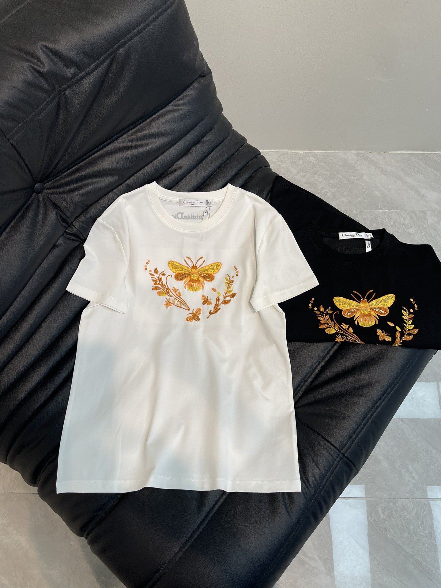 NO:311725,Dio*25 spring and summer new round neck bead embroidered forest short-sleeved T-shirt custom YB native cotton material breathable and comfortable, full texture. Regular short-sleeved T-shirt cutting highlights the brand style. Made of gram-weight pure cotton, slightly elastic, and gives a slim visual effect. The double craftsmanship of chest embroidery and beads creates a natural style printed pattern such as floral and leaf bees. Matched with the back collar logo decoration to create a fairy-like and casual personality style. The brand's high-end design feels full. The inner wear is brilliant and fashionable. SML,,dior,T-shirt,tees,t-shirt,alexander wang19860909Dio*25春夏新款圆领钉珠刺绣森系短袖T恤 定制YB原生全棉材质 透气舒适 质感十足 常规短袖T恤裁剪 凸显品牌格调 采用克重纯棉制成 略带有弹力 呈现显瘦视觉效果 胸前刺绣和钉珠双重重工艺加持 打造花叶蜜蜂等森系自然风格印花图案 搭配后领徽标装饰 打造仙气中不失休闲的个性风格 品牌高级设计感拉满 单穿内搭都出彩时髦 SML,,dior,T-shirt,tees，t-shirt,alexander wang,Women's clothing