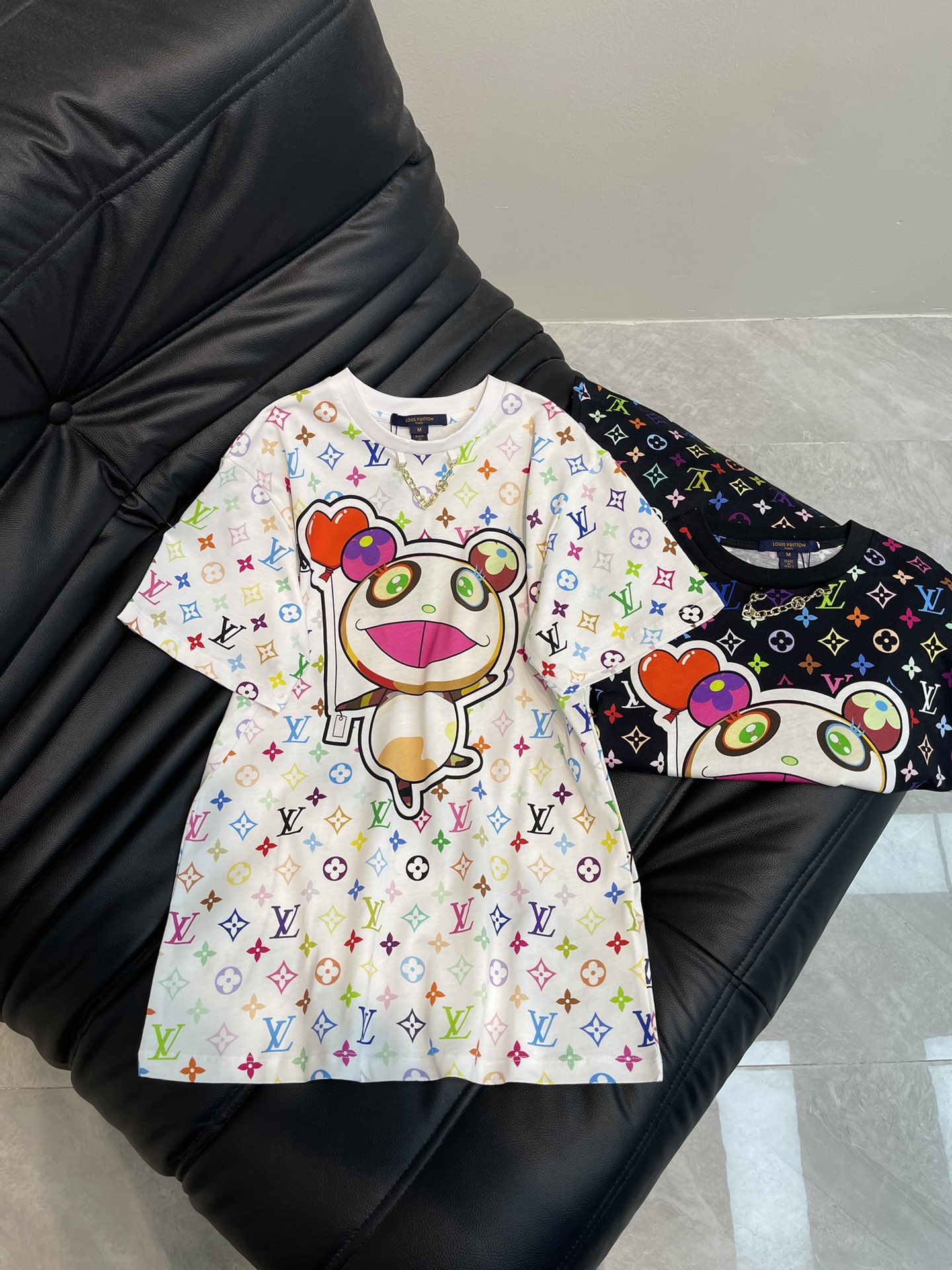 NO:311722,Louis Vuitto*25 spring and summer new round neck printed chain short-sleeved T-shirt custom YB native cotton material breathable and comfortable, full texture. Regular short-sleeved T-shirt cut highlights the brand style. Made of gram-weight pure cotton, slightly elastic, and gives a slimming visual effect. The neckline is marked with metal letters and chains with the same color thread edges as the design highlights. The large body is full of four-leaf clover letters jacquard. The multi-color collision atmosphere is lively and cute. The center is decorated with hand-painted style cartoon panda love pattern. The festive atmosphere has increased sharply. The inner wear is brilliant and fashionable. SML AA,,louis vuitton,T-shirt,tees,t-shirt,alexander wang19860909Louis Vuitto*25春夏新款圆领印花链条短袖T恤 定制YB原生全棉材质 透气舒适 质感十足 常规短袖T恤裁剪 凸显品牌格调 采用克重纯棉制成 略带有弹力 呈现显瘦视觉效果 领口以金属字母标链条同色螺纹包边作设计亮点 大身满印四叶草字母提花 多色碰撞氛围活泼可爱 居中加饰手绘风格卡通熊猫爱心图案 节日气氛骤增 单穿内搭都出彩时髦 SML AA,,louis vuitton,T-shirt,tees，t-shirt,alexander wang,Women's clothing