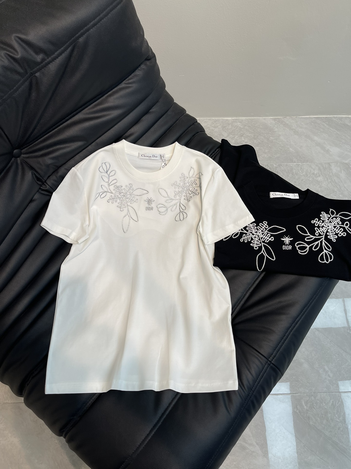 NO:311720,Dio*25 spring and summer new round neck embroidered letter short-sleeved T-shirt Customized YB native cotton material breathable and comfortable, full texture Regular short-sleeved T-shirt cut highlights the brand style Made of gram-weight pure cotton, slightly elastic, slimming visual effect Threaded edges on the neckline The iconic CD bee logo branches and leaves vine pattern embellished by fine embroidery The brand's own simple and fashionable feeling is revealed White and refreshing Black style Creating a personalized style at will The inner wear is brilliant and fashionable SML A,,dior,T-shirt,tees,t-shirt,alexander wang19860909Dio*25春夏新款圆领刺绣字母短袖T恤 定制YB原生全棉材质 透气舒适 质感十足 常规短袖T恤裁剪 凸显品牌格调 采用克重纯棉制成 略带有弹力 呈现显瘦视觉效果 螺纹包边于领口 胸前标志性CD蜜蜂徽标枝叶藤蔓花纹点缀 密细刺绣缝制 品牌自带的简约时尚感立现 白色清爽 黑色洋气 随心打造个性风格 单穿内搭都出彩时髦 SML A,,dior,T-shirt,tees，t-shirt,alexander wang,Women's clothing