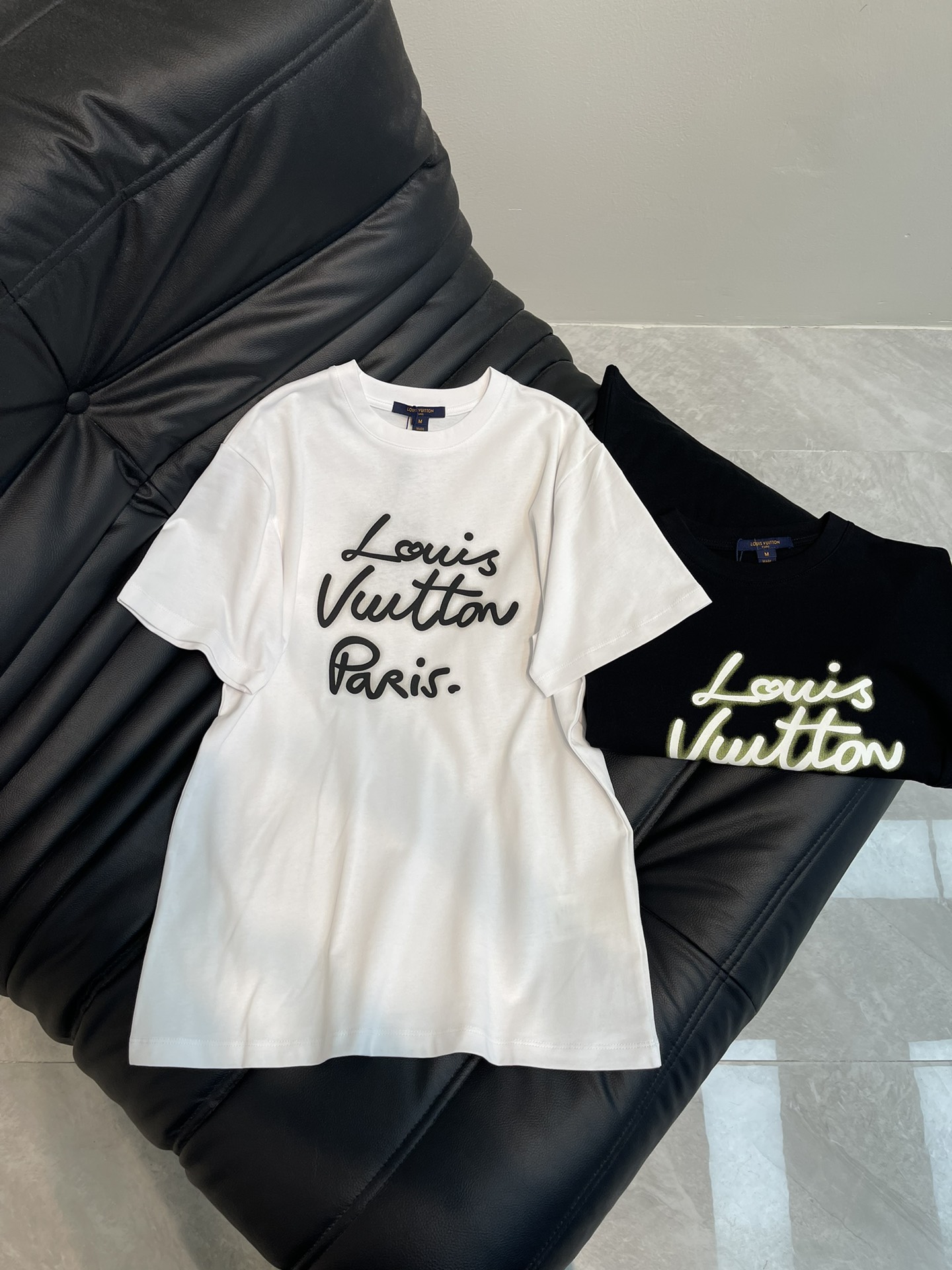 NO:311712,Louis Vuitto*25 spring and summer new round neck printed short-sleeved T-shirt custom YB native cotton material breathable and comfortable, full texture. Regular short-sleeved T-shirt cut highlights the brand style. Made of gram-weight pure cotton, full of drape and slim visual effect. The chest is restored by printing technology. The key colors depict the letters brighten the colors to create a three-dimensional luminous feeling. The flower brand logo pattern makes the fashion and high-end immediately. Create a personal style. Fashionable and relaxed. The inner wear is brilliant and fashionable. SML,,louis vuitton, T-shirt,tees, t-shirt,alexander wang19860909Louis Vuitto*25春夏新款圆领印花短袖T恤 定制YB原生全棉材质 透气舒适 质感十足 常规短袖T恤裁剪 凸显品牌格调 采用克重纯棉制成 垂坠感十足 呈现显瘦视觉效果 胸前利用印花工艺还原色彩 重点色描绘字母提亮色打造立体发光感 花体品牌徽标图案让时尚高级感立刻显现 打造个性风格 时髦松弛 单穿内搭都出彩时髦 SML,,louis vuitton,T-shirt,tees，t-shirt,alexander wang,Women's clothing