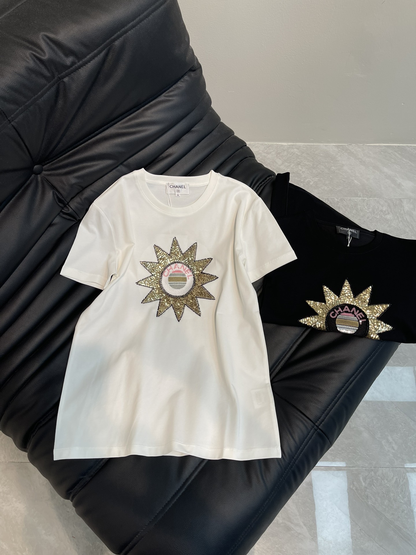 NO:311708,Chane*25 spring and summer new heavy industry sequin short-sleeved T-shirt custom YB native cotton material breathable and comfortable, full texture. Regular short-sleeved T-shirt cutting highlights the brand style. Made of gram-weight pure cotton, slightly elastic, and slim visual effect. Chest sequin embroidery technology presents multi-circle and multi-color sun pattern. Centrally adds brand letter elements. Exquisite and fashionable feeling. Bright color matching creates a personal style. Fashionable and age-reducing. Single wear and stylish inner wear is brilliant and fashionable. SML, chanel, T-shirt,tees, t-shirt,alexander wang19860909Chane*25春夏新款重工亮片短袖T恤 定制YB原生全棉材质 透气舒适 质感十足 常规短袖T恤裁剪 凸显品牌格调 采用克重纯棉制成 略带有弹力 呈现显瘦视觉效果 胸前亮片刺绣工艺 呈现出多圈多色的太阳图案 居中加饰品牌字母元素 精致时尚感立现 亮眼配色打造个性风格 时髦减龄 单穿内搭都出彩时髦 SML,,chanel,T-shirt,tees，t-shirt,alexander wang,Women's clothing