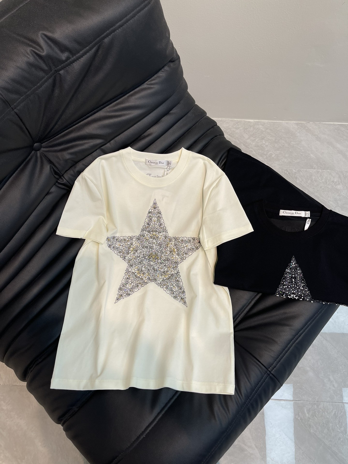 NO:311716,Dio*25 spring and summer new heavy industry embroidered beaded short-sleeved T-shirt custom YB native cotton material breathable and comfortable, full texture. Regular short-sleeved T-shirt cut highlights the brand style. Made of gram-weight pure cotton, slightly elastic, presents a slim visual effect. The large body is decorated with natural elements such as flowers and vines. Combined into a five-pointed star pattern that conforms to the brand tone. With the dazzling embroidery beads reflective refraction, the fairy style is unified and coordinated. The bee mark on the back collar is blessed with the brand's advanced design sense. The inner wear is brilliant and fashionable. SML AA2398,,dior,T-shirt,tees,t-shirt,alexander wang19860909Dio*25春夏新款重工刺绣钉珠短袖T恤 定制YB原生全棉材质 透气舒适 质感十足 常规短袖T恤裁剪 凸显品牌格调 采用克重纯棉制成 略带有弹力 呈现显瘦视觉效果 大身以花朵藤蔓等自然元素装饰 组合成符合品牌调性的五角星图案 配合亮眼的刺绣串珠反光折射 仙气风格统一协调 后领处蜜蜂标加持 品牌高级设计感拉满 单穿内搭都出彩时髦 SML AA2398,,dior,T-shirt,tees，t-shirt,alexander wang,Women's clothing