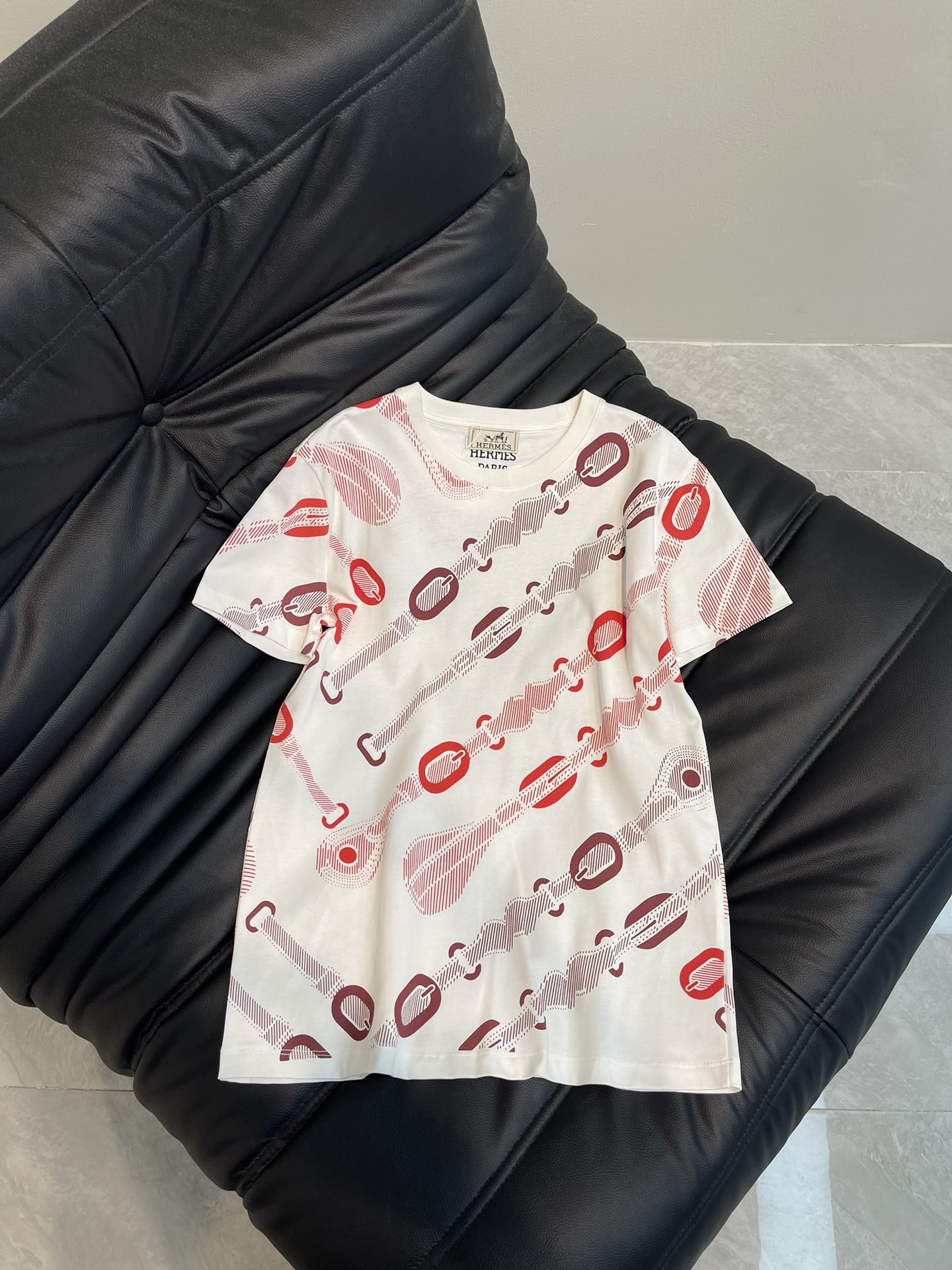 NO:311743,Herme*25 spring and summer new round neck buckle printed short-sleeved T-shirt custom YB native cotton material breathable and comfortable, full texture. Regular short-sleeved T-shirt cut highlights the brand style. Made of gram-weight pure cotton, slightly elastic, and gives a slim visual effect. The whole body is decorated with red-brown tethered buckle printed pattern. The oblique cut distribution makes the brand more unique and fashionable. The brand's simple and fashionable feeling is instantly revealed. The inner wear is brilliant and fashionable. SML A,, hermes, T-shirt,tees, t-shirt,alexander wang19860909Herme*25春夏新款圆领链扣印花短袖T恤 定制YB原生全棉材质 透气舒适 质感十足 常规短袖T恤裁剪 凸显品牌格调 采用克重纯棉制成 略带有弹力 呈现显瘦视觉效果 通体装点红棕色系链扣带印花图案 斜裁分布更显个性时髦 品牌自带的简约时尚感立现 单穿内搭都出彩时髦 SML A,,hermes,T-shirt,tees，t-shirt,alexander wang,Women's clothing