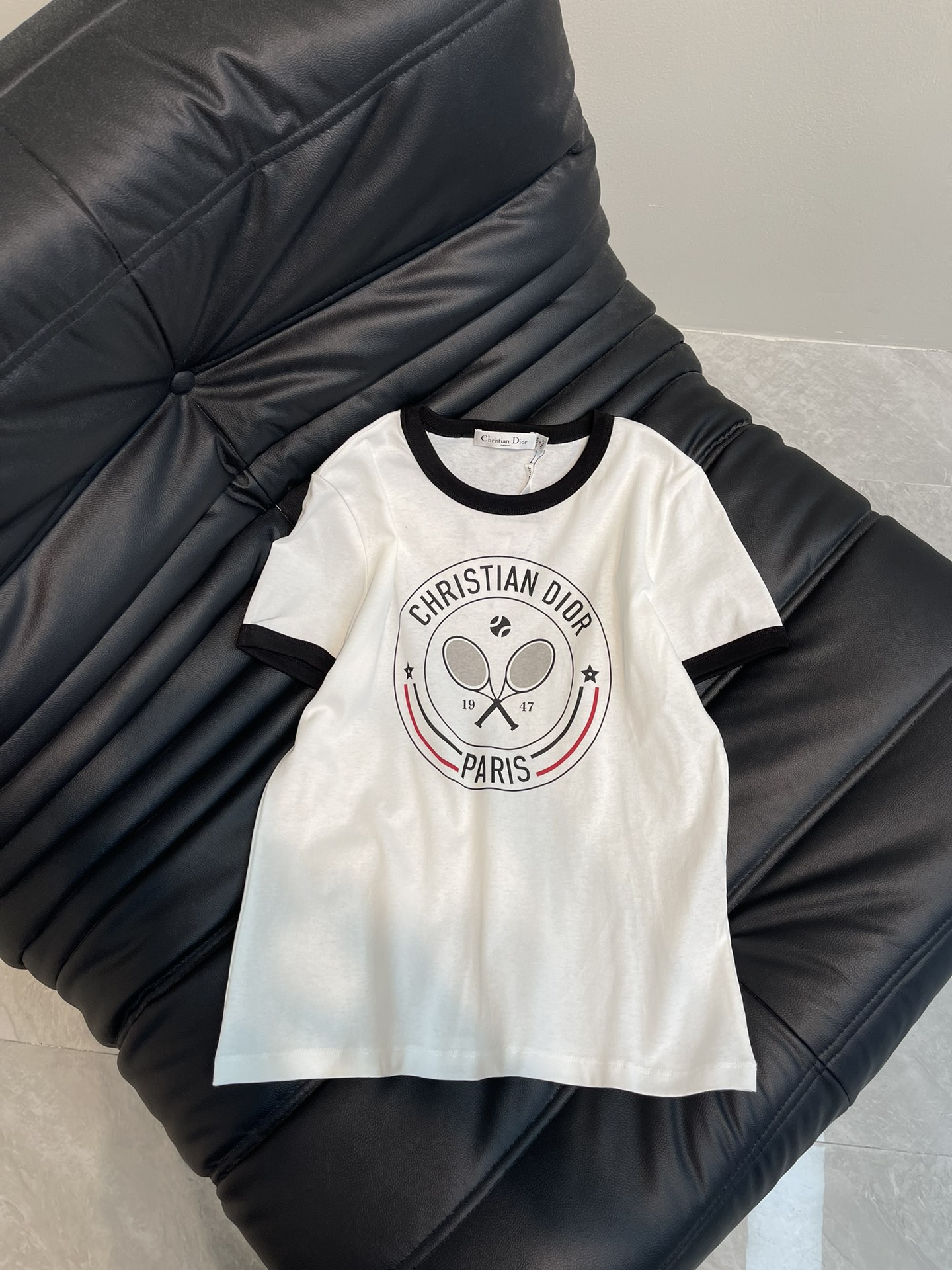 NO:311727,Dio*25 spring and summer new edging printed tennis short-sleeved T-shirt custom YB twill cotton material breathable and comfortable, full texture. Regular short-sleeved T-shirt cut highlights the brand style. Made of gram-weight pure cotton, slightly elastic, and slimming visual effect. Black threaded edges on the neckline cuffs to maintain the coordinated and unified tone. The iconic letter logo tennis racket pattern embellishment of the brand. The brand's own simple and fashionable feeling is revealed. The color matching reduces age. Create a personal style at will. The inner wear is brilliant and fashionable. SML A,,dior,T-shirt,tees,t-shirt,alexander wang19860909Dio*25春夏新款包边印花网球短袖T恤 定制YB斜纹全棉材质 透气舒适 质感十足 常规短袖T恤裁剪 凸显品牌格调 采用克重纯棉制成 略带有弹力 呈现显瘦视觉效果 黑色螺纹包边于领口袖口 保持基调协调统一 胸前标志性字母徽标网球拍图案点缀 品牌自带的简约时尚感立现 配色减龄 随心打造个性风格 单穿内搭都出彩时髦 SML A,,dior,T-shirt,tees，t-shirt,alexander wang,Women's clothing