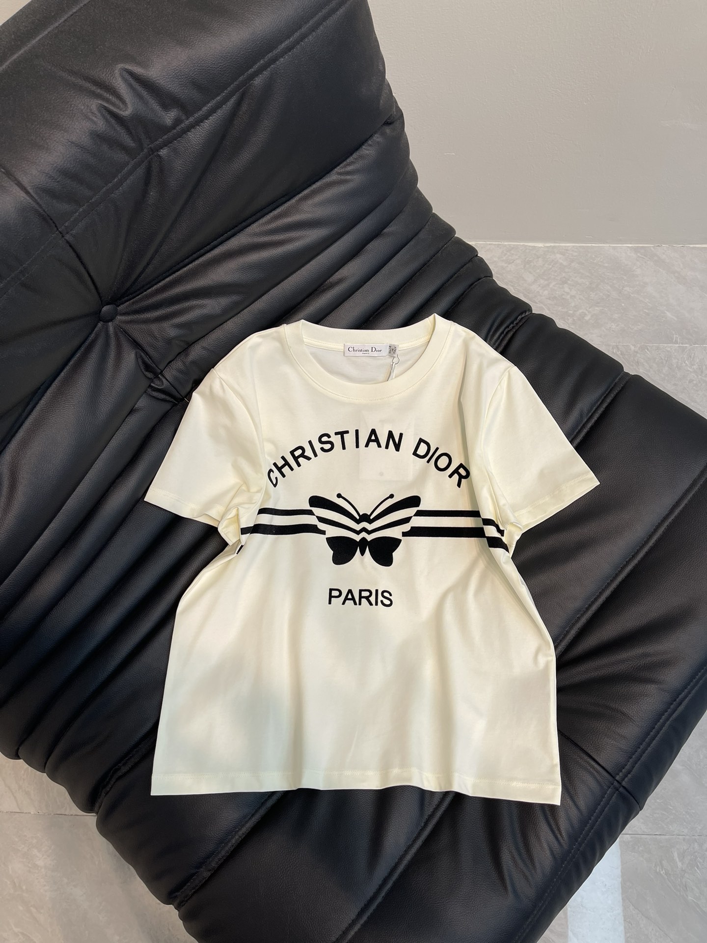 NO:311744,Dio*25 spring and summer new round neck flock printed short-sleeved T-shirt custom YB native cotton material breathable and comfortable, full texture. Regular short-sleeved T-shirt cut highlights the brand style. Made of gram-weight pure cotton, slightly elastic, and gives a slim visual effect. Black and white stripes on the chest are printed flocked butterfly with letter logo patterns to create a fairy-like and casual personality style. The brand's high-end design feels full. The inner wear is brilliant and fashionable. SM, dior, T-shirt,tees, t-shirt,alexander wang19860909Dio*25春夏新款圆领植绒印花短袖T恤 定制YB原生全棉材质 透气舒适 质感十足 常规短袖T恤裁剪 凸显品牌格调 采用克重纯棉制成 略带有弹力 呈现显瘦视觉效果 胸前黑白条纹贯穿印花植绒蝴蝶搭配字母徽标图案 打造仙气中不失休闲的个性风格 品牌高级设计感拉满 单穿内搭都出彩时髦 SM,,dior,T-shirt,tees，t-shirt,alexander wang,Women's clothing