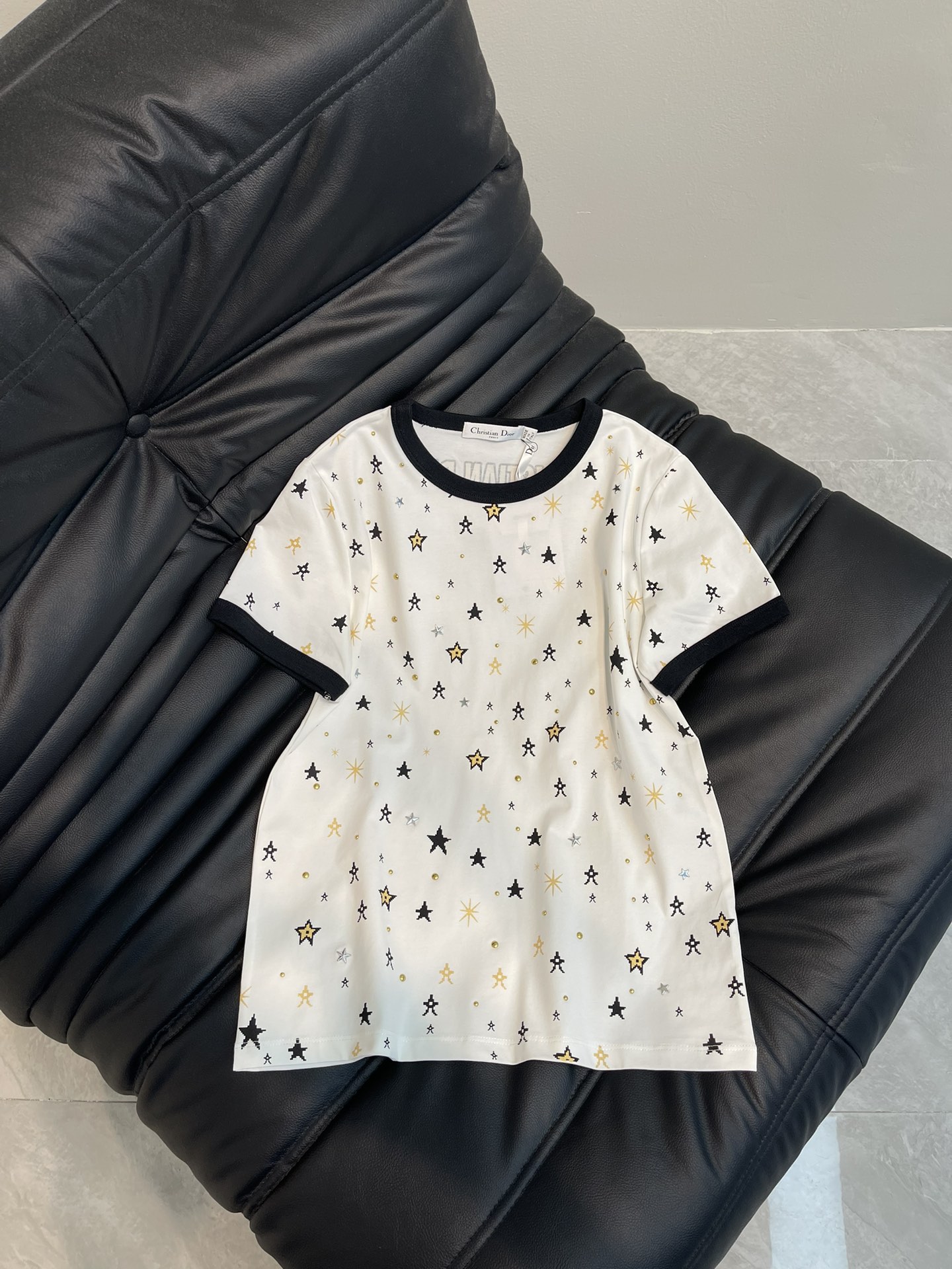 NO:311750,Dio*25 spring and summer new heavy-duty gold-stitched Liu Ding Xingxing short-sleeved T-shirt custom YB native cotton material breathable and comfortable, full texture Short-sleeved T-shirt cut highlights the brand style Made of gram-weight pure cotton, slightly elastic, presents a slim visual effect The neckline cuffs are threaded edges as design highlights The irregular embellishment of Liu Ding Xingxing echoes the letter logo on the back, highlighting the high-end style and design concept of the big brand. The inner wear is brilliant and fashionable. SML A,,dior,T-shirt,tees,t-shirt,alexander wang19860909Dio*25春夏新款重工烫金柳丁星星短袖T恤 定制YB原生全棉材质 透气舒适 质感十足 短袖T恤裁剪 凸显品牌格调 采用克重纯棉制成 略带有弹力 呈现显瘦视觉效果 领口袖口以螺纹包边作设计亮点 正面不规则点缀的柳丁星星 与后背字母徽标相呼应 彰显大牌的高级格调和设计理念 单穿内搭都出彩时髦 SML A,,dior,T-shirt,tees，t-shirt,alexander wang,Women's clothing