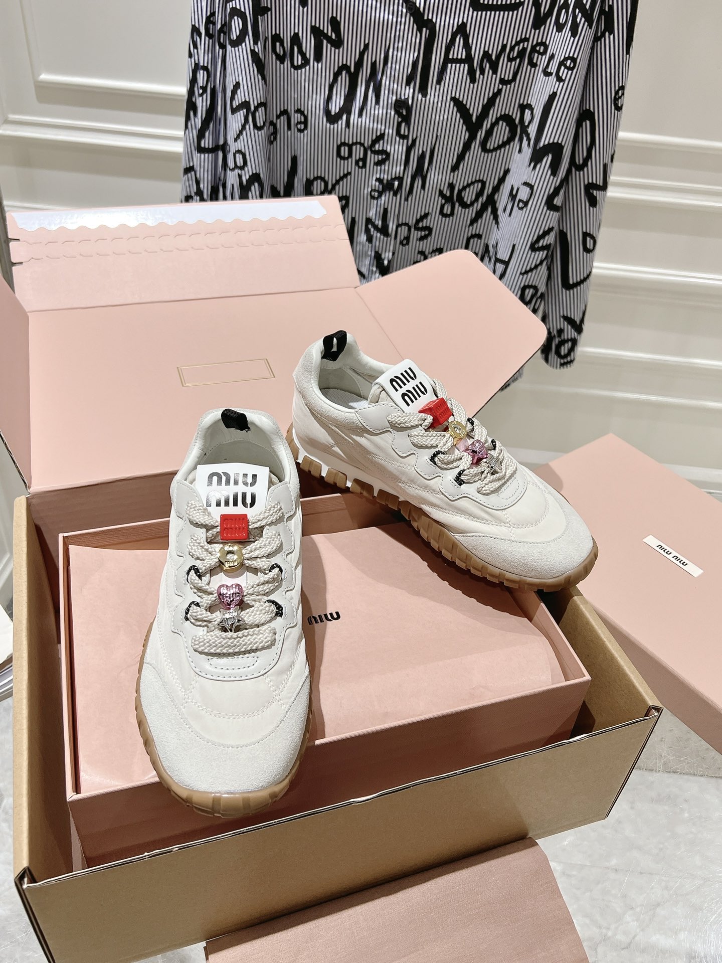 NO:237112,Pearl 20 with counter aircraft box packaging Miumiu25 new sneakers are purchased and developed for Zp, all customized materials, exclusive mold opening sole, all details are shipped together, and even the packaging is the same as the genuine one. Size: 35-40, casual shoes/sports shoes, miumiu, sneakers19860909配珠珠20配专柜飞机盒包装 miumiu25新款运动鞋整双鞋子采购Zp开发打造,全部定制材料,独家开模大底,细节全部对版出货,连包装也做到跟正品一样.码数:35-40,休闲鞋/运动鞋,miumiu,sneakers,Women's Shoes