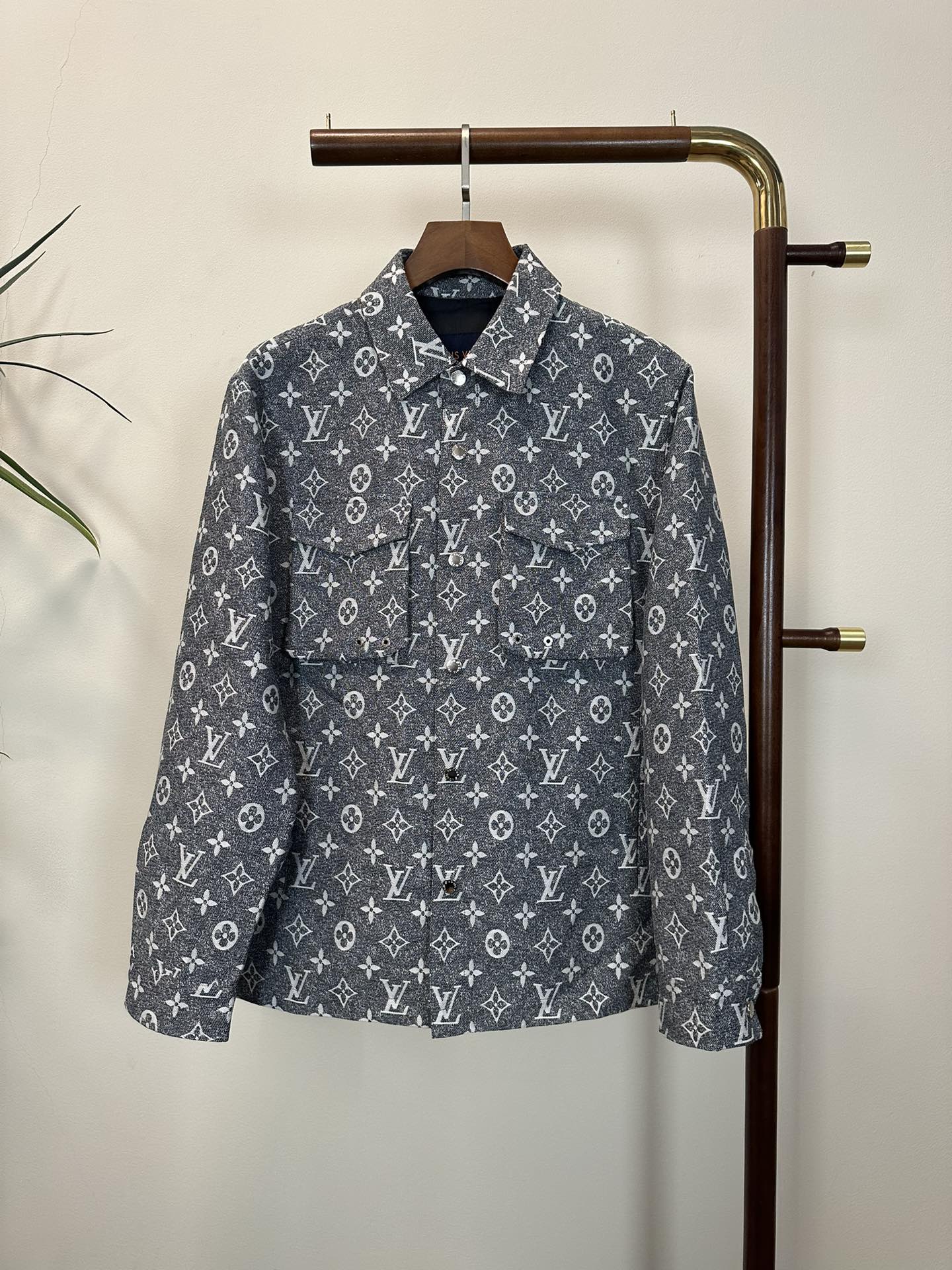 NO:141937,LV Louis Vuitton 2025 Spring and Summer New Men's Lapel Shirt Jacket Jacket, Fashionable and Casual High-end Version!  Customized fabrics for counters are breathable and comfortable, with impeccable details, and the brand element design concept reflects high quality. The feel is delicate and soft!  It is casually cut, with a great upper body style!  Count 48-56, louis vuitton,louis vuitton,jackets & coats,jackets & coats,shirts,alexander wang19860909LV 路易威登 2025春夏新款男士翻领衬衫夹克外套,时尚休闲高端版本！专柜定制面料 透气舒适度高,细节无可挑剔,品牌元素设计理念,体现高品质.手感细腻柔软！呈现休闲裁剪,上身版型超赞！ 码数48-56,,louis vuitton,louis vuitton,jackets & coats,jackets & coats,shirts,alexander wang,Men's clothing