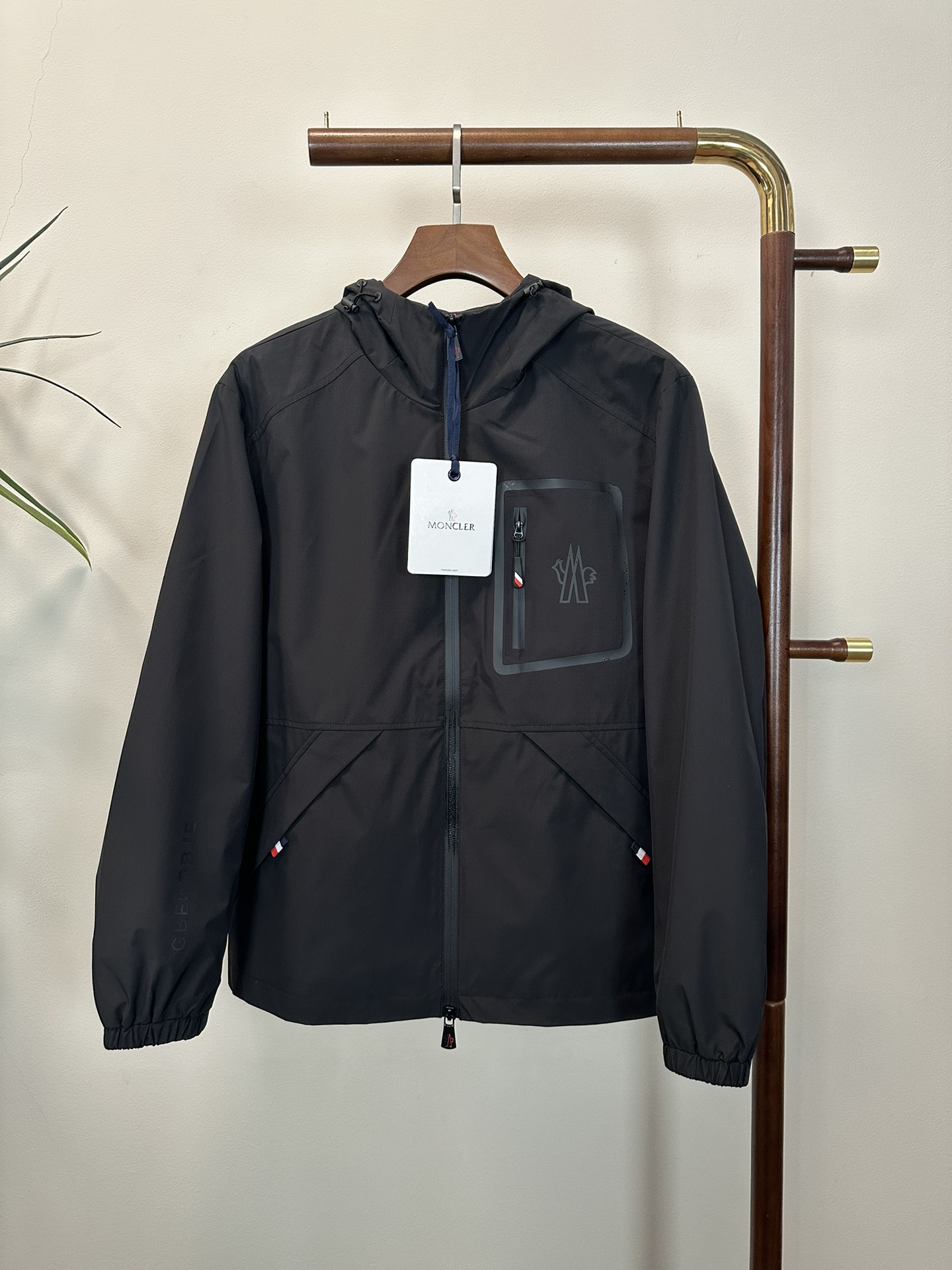 NO:512970,MON 2025 Spring and Summer New Men's Shock Clothes Jacket Jacket, Fashionable and Casual High-end Version!  Customized fabrics for counters are breathable and comfortable, with impeccable details, and the brand element design concept reflects high quality. The feel is delicate and soft!  It is casually cut, with a great upper body style!  Count 48-56, Moncler, jackets & coats, jackets & coats, alexander wang19860909MON 蒙口2025春夏新款男士冲锋衣夹克外套,时尚休闲高端版本！专柜定制面料 透气舒适度高,细节无可挑剔,品牌元素设计理念,体现高品质.手感细腻柔软！呈现休闲裁剪,上身版型超赞！ 码数48-56,,Moncler,jackets & coats,jackets & coats,alexander wang,Men's clothing