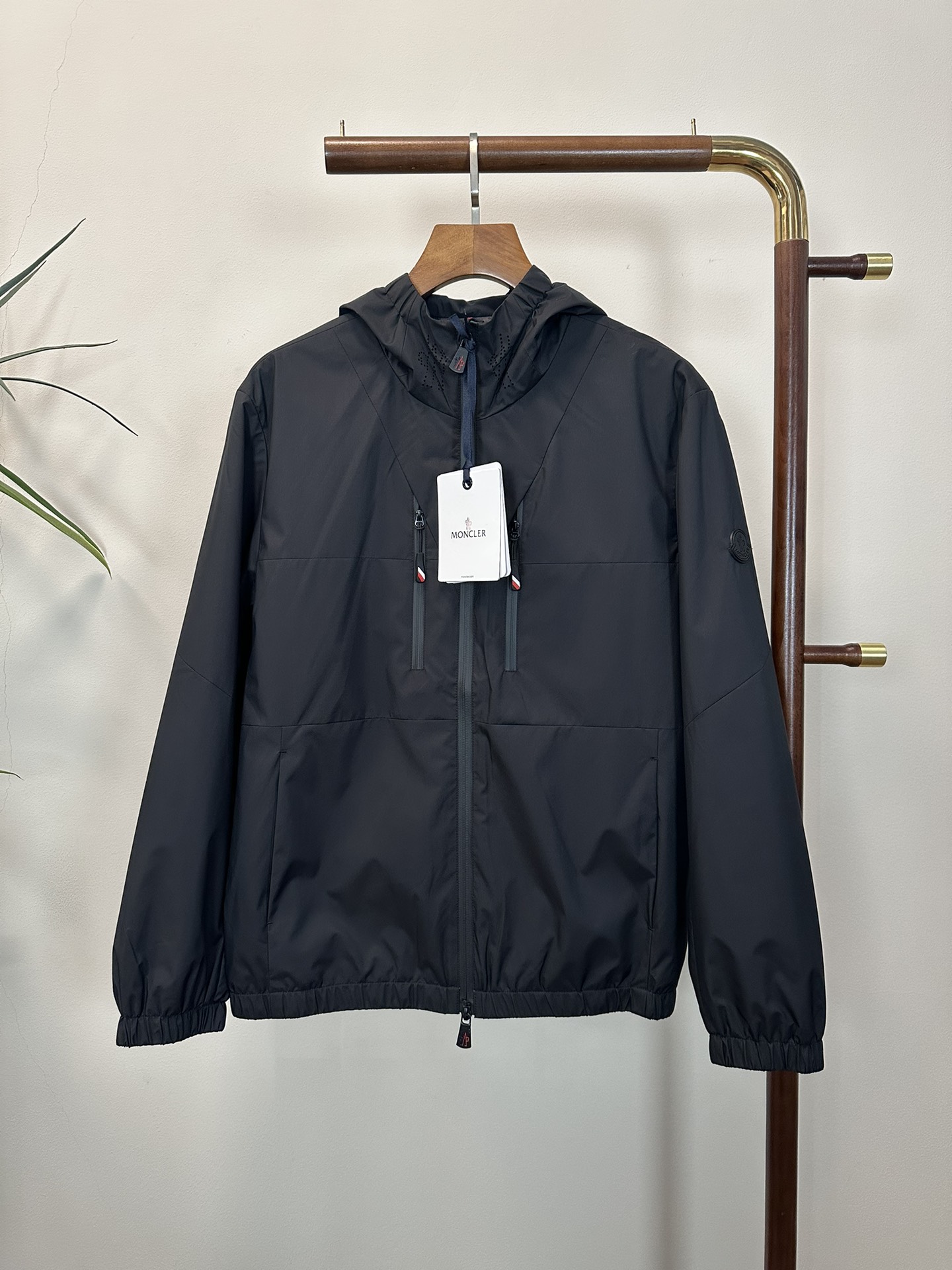 NO:512977,MON 2025 Spring and Summer New Men's Shock Clothes Jacket Jacket, Fashionable and Casual High-end Version!  Customized fabrics for counters are breathable and comfortable, with impeccable details, and the brand element design concept reflects high quality. The feel is delicate and soft!  It is casually cut, with a great upper body style!  Count 48-56, Moncler, jackets & coats, jackets & coats, alexander wang19860909MON 蒙口2025春夏新款男士冲锋衣夹克外套,时尚休闲高端版本！专柜定制面料 透气舒适度高,细节无可挑剔,品牌元素设计理念,体现高品质.手感细腻柔软！呈现休闲裁剪,上身版型超赞！ 码数48-56,,Moncler,jackets & coats,jackets & coats,alexander wang,Men's clothing