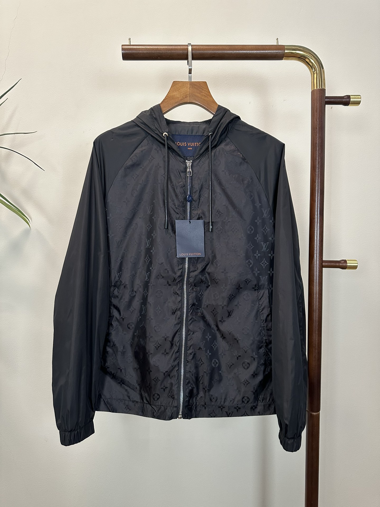 NO:512969,LV Louis Vuitton 2025 spring and summer new men's jacket jacket, fashionable and casual high-end version!  Customized fabrics for counters are breathable and comfortable, with impeccable details, and the brand element design concept reflects high quality. The feel is delicate and soft!  It is casually cut, with a great upper body style!  Count 48-56, louis vuitton,louis vuitton,jackets & coats,jackets & coats,alexander wang19860909LV 路易威登 2025春夏新款男士冲锋衣夹克外套,时尚休闲高端版本！专柜定制面料 透气舒适度高,细节无可挑剔,品牌元素设计理念,体现高品质.手感细腻柔软！呈现休闲裁剪,上身版型超赞！ 码数48-56,,louis vuitton,louis vuitton,jackets & coats,jackets & coats,alexander wang,Men's clothing