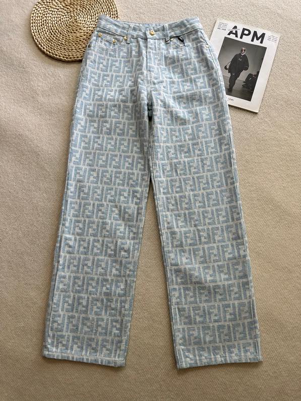 NO:320199,FEND* New summer style light-colored jacquard full-print straight-leg pants, imported pure cotton old-fashioned gold silk fabric, soft and comfortable texture, light color is very suitable for spring and summer~ A super noble style, the straight-line style is more slim, and it is a casual match that is full of light luxury. The jacquard full-print design highlights the brand style, customized hardware accessories, full texture~ SML, fendi, alexander wang19860909FEND*  夏季新款 浅色提花满印直筒裤,采用进口纯棉老花金丝面料,质感柔软舒适,浅色色系很适合春夏~超级显贵气的一款,直筒版型视觉感更加显瘦,随意一搭轻奢感十足,提花满印设计彰显品牌格调,定制五金配件,质感满满~ 码数SML,,fendi,alexander wang,Women's clothing