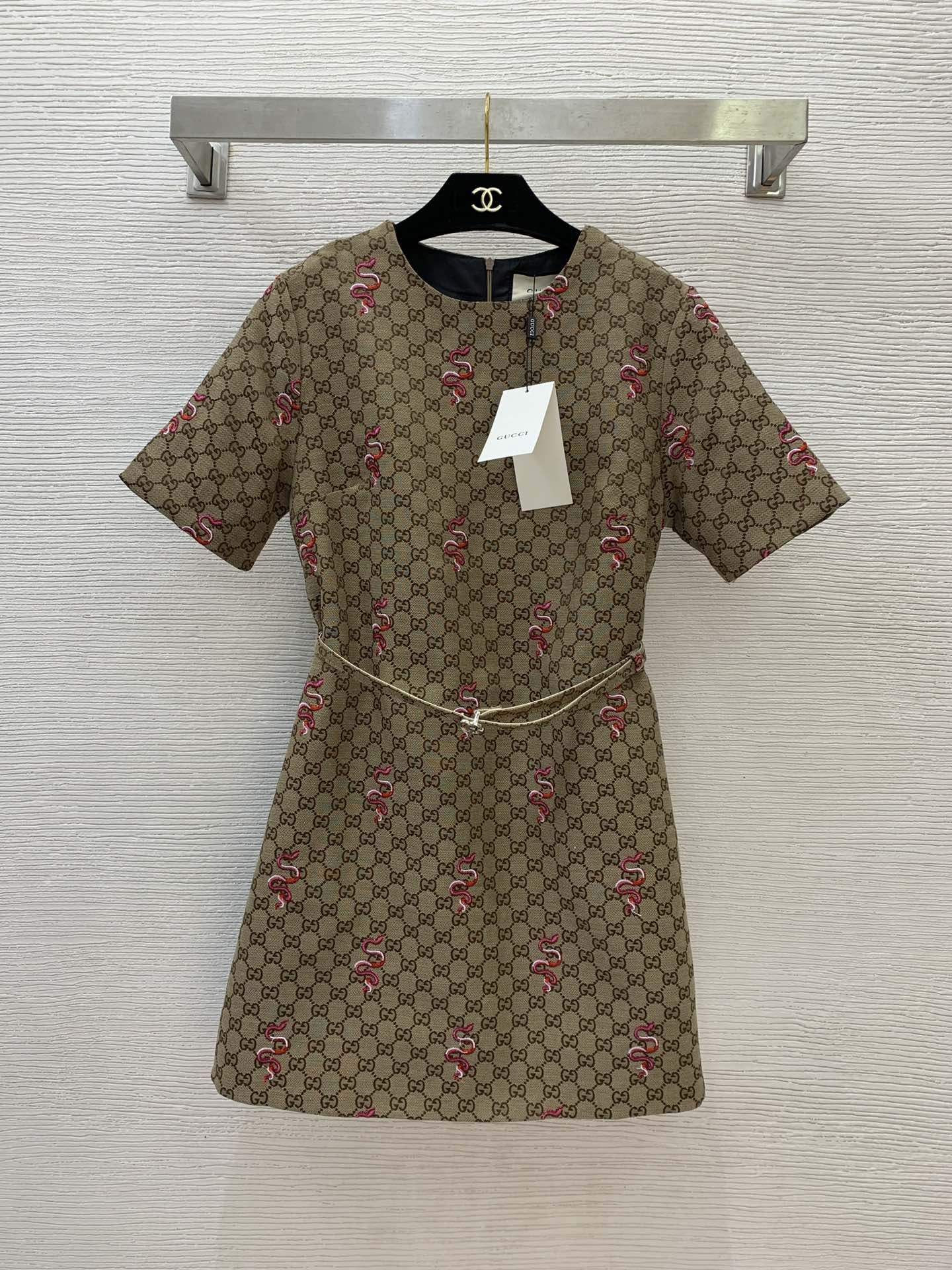 NO:311371,Model number G25022435 GUCC* new snake year limited edition!  G Home Customized Classic Letter GG Jacquard Fabric Pink Snake Embroidery Fashionable versatile round neck short-sleeved dress with belt!  (M size bust 96, sleeve length 24, clothing length 85), gucci, gucci, skirts, T-shirt, alexander wang19860909款号G25022435 GUCC*新款蛇年限定款！G家定制经典字母GG提花面料 粉色小蛇刺绣时尚百搭圆领短袖连衣裙配腰带！（M码胸围96,袖长24,衣长85）,,gucci,gucci,skirts,T-shirt,alexander wang,Women's clothing