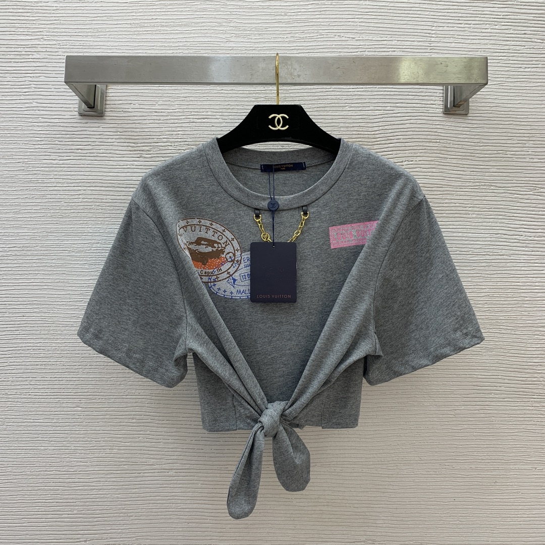 NO:311369,Model number D25022415 LOUIS*Doujia LV new style classic chain decorative seal pattern logo print logo hem knot strap design short style fashionable playful short sleeve T-shirt top!  Gray, (M size bust 104, sleeve length 21, clothing length 3, louis vuitton, louis vuitton, louis vuitton, louis vuitton, T-shirt,tees, t-shirt,alexander wang19860909款号D25022415 LOUIS*驴家LV新款 经典链条装饰印章图案logo印花徽标下摆打结绑带设计短款时尚俏皮短袖t恤上衣！灰色,（M码胸围104,袖长21,衣长3,,louis vuitton,louis vuitton,louis vuitton,louis vuitton,T-shirt,tees，t-shirt,alexander wang,Women's clothing
