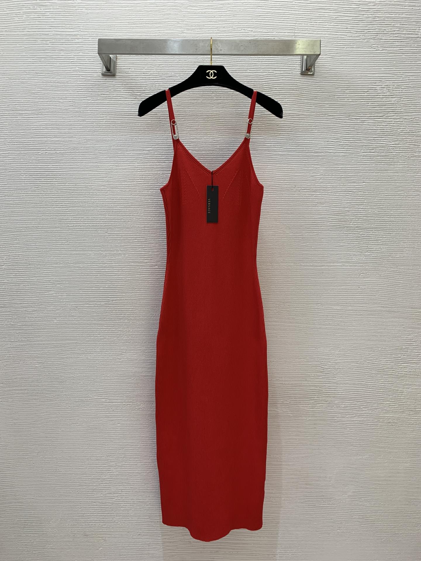 NO:311361,Model number G25022478 VERSAC*25SS spring and summer new style, high-end custom cool tinel fabric, silver big pin accessories, decorative slim knitted suspender dress!  Red, black, (M size bust 64, waist 54, skirt length 116 fabric elastic large size for reference only), versace, skirts, alexander wang19860909款号G25022478 VERSAC*25SS春夏新款 高端定制清凉天丝面料、银色大别针配件装饰修身显瘦针织吊带连衣裙！红色、黑色、（M码胸围64,腰围54,裙长116面料弹力大尺寸仅供参考）,,versace,skirts,alexander wang,Women's clothing