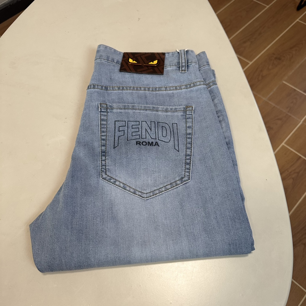 NO:162889,FD Fendi exclusively offers new jeans, high-end version!  Customized fabrics for counters are breathable and comfortable, with impeccable details, and the brand element design concept reflects high quality. The feel is delicate and soft!  It is casually cut, with a great upper body style!  Number of codes 29-40, fendi, jeans, alexander wang19860909FD 芬迪独家专供新款 牛仔裤,高端版本！专柜定制面料 透气舒适度高,细节无可挑剔,品牌元素设计理念,体现高品质.手感细腻柔软！呈现休闲裁剪,上身版型超赞！ 码数29-40,,fendi,jeans,alexander wang,Men's clothing