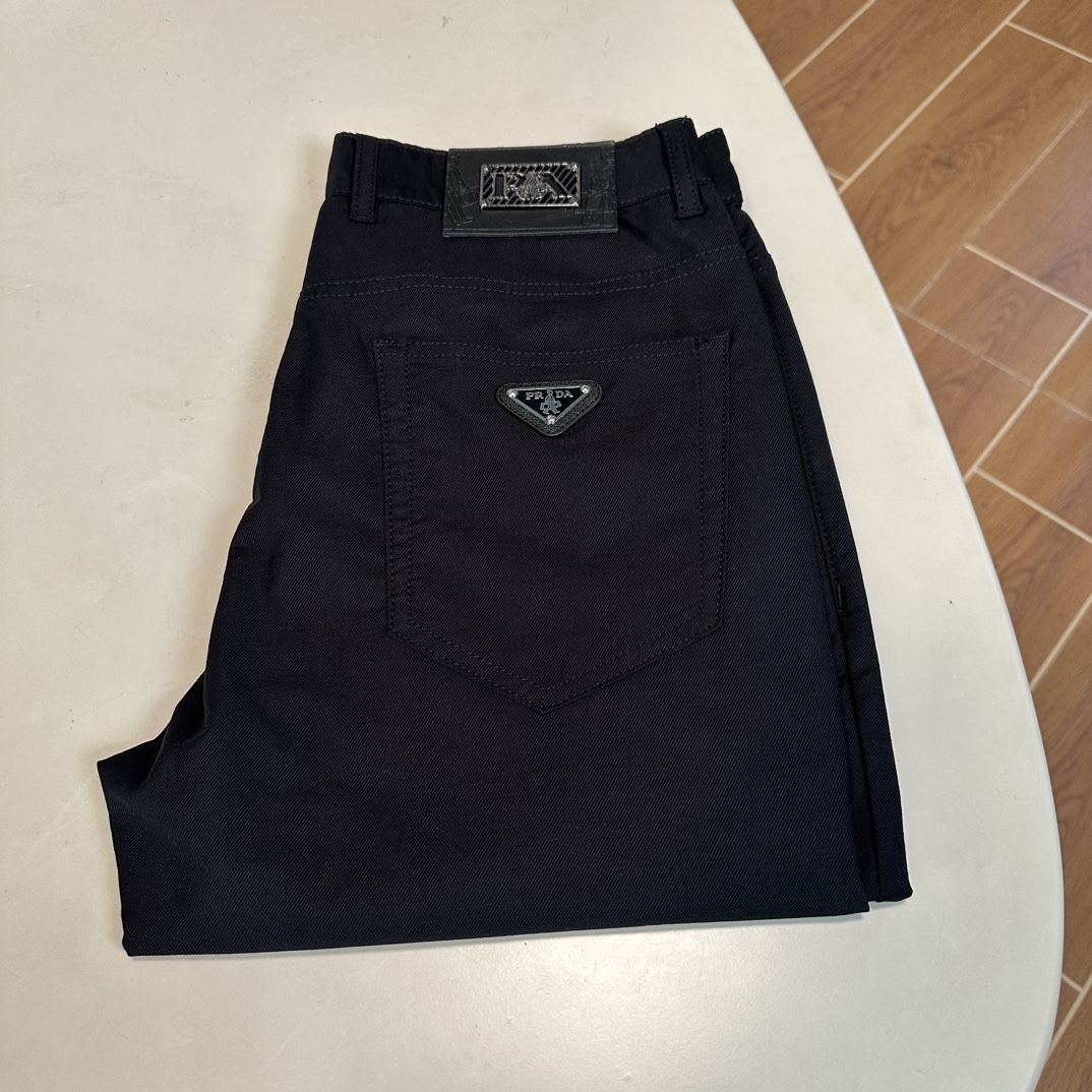 NO:134624,PRA Prada exclusively for new jeans, high-end version!  Customized fabrics for counters are breathable and comfortable, with impeccable details, and the brand element design concept reflects high quality. The feel is delicate and soft!  It is casually cut, with a great upper body style!  29-40, prada, prada, jeans, alexander wang19860909PRA 普拉达独家专供新款 牛仔裤,高端版本！专柜定制面料 透气舒适度高,细节无可挑剔,品牌元素设计理念,体现高品质.手感细腻柔软！呈现休闲裁剪,上身版型超赞！ 码数29-40,,prada,prada,jeans,alexander wang,Men's clothing