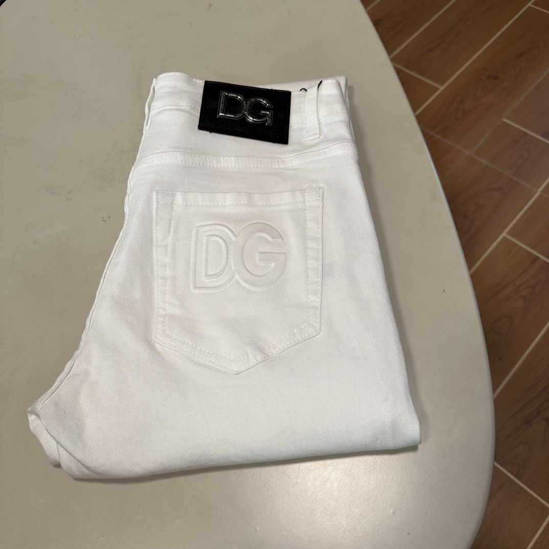 NO:162888,DG Dolce & Gabbana exclusively offers new jeans, high-end version!  Customized fabrics for counters are breathable and comfortable, with impeccable details, and the brand element design concept reflects high quality. The feel is delicate and soft!  It is casually cut, with a great upper body style!  29-40, Dolce & Gabbana, Dolce & Gabbana, jeans, alexander wang19860909DG 杜嘉班纳独家专供新款 牛仔裤,高端版本！专柜定制面料 透气舒适度高,细节无可挑剔,品牌元素设计理念,体现高品质.手感细腻柔软！呈现休闲裁剪,上身版型超赞！ 码数29-40,,Dolce&Gabbana,Dolce&Gabbana,jeans,alexander wang,Men's clothing
