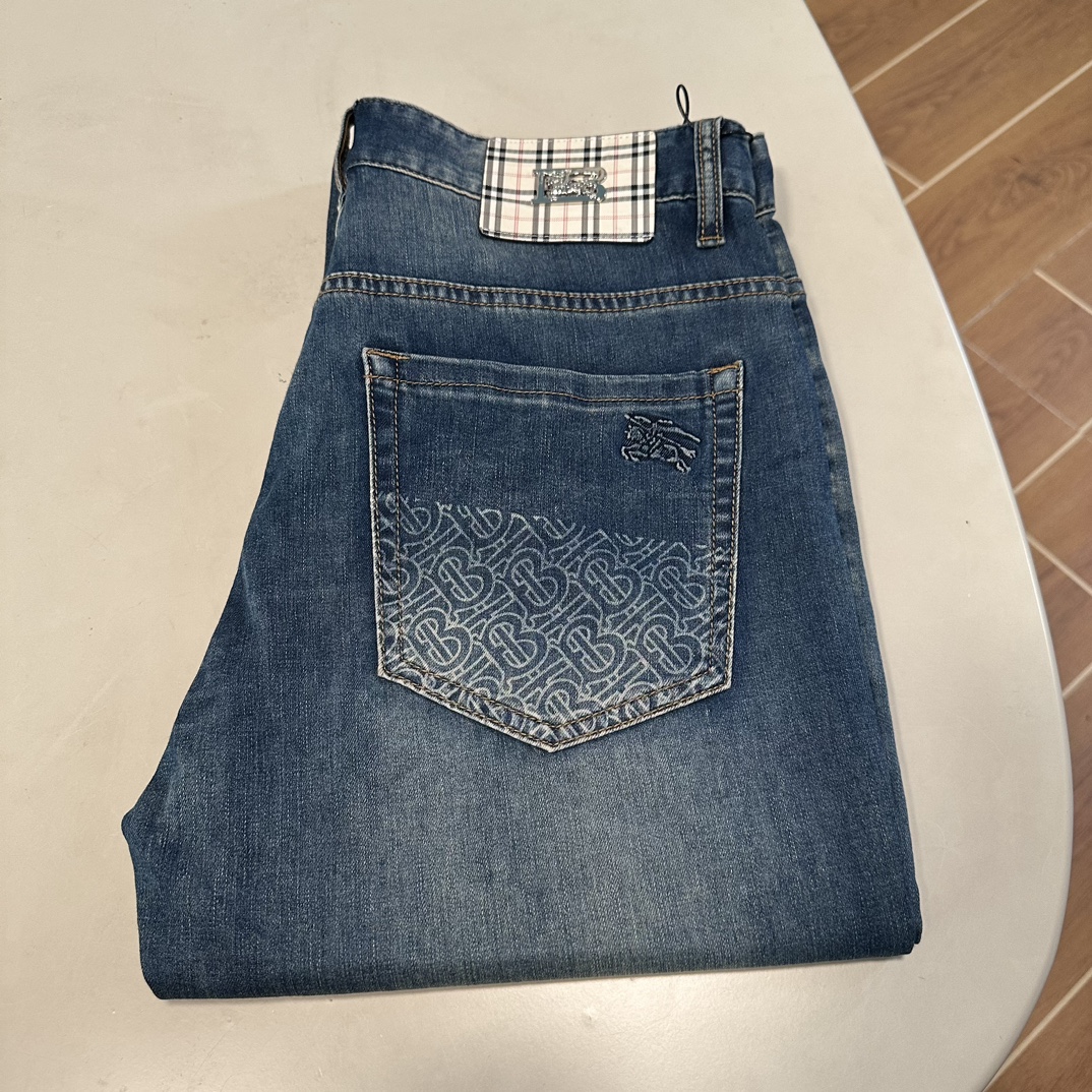 NO:162892,BBR Burberry exclusively offers new jeans, high-end version!  Customized fabrics for counters are breathable and comfortable, with impeccable details, and the brand element design concept reflects high quality. The feel is delicate and soft!  It is casually cut, with a great upper body style!  29-40, burberry, jeans, alexander wang19860909BBR 巴宝莉独家专供新款 牛仔裤,高端版本！专柜定制面料 透气舒适度高,细节无可挑剔,品牌元素设计理念,体现高品质.手感细腻柔软！呈现休闲裁剪,上身版型超赞！ 码数29-40,,burberry,jeans,alexander wang,Men's clothing