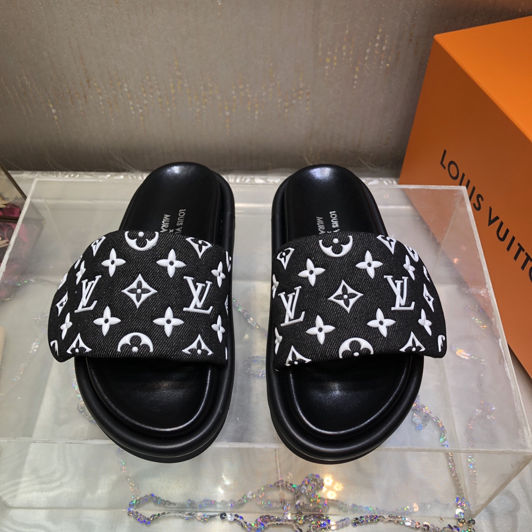 NO:241851,The top-level version of L.v 25 spring and summer new popular presbyterian magic button slippers. The upper denim three-dimensional embossing logo is simple and atmospheric!  Thick bottom foot height increases, showing the effect of long legs!  Full leather wrapping material for midsole of the foot bed!  Upper denim old cloth inner lining/foot pad sheepskin original outsole shoe size 35-41 [40.41 customized] Sole height 4cm forefoot 3cm [measurement with midsole] Color black. Apricot. Dark blue, slippers, slippers, sheepskin19860909出顶级版本L.v 25春夏新品爆款老花魔术扣拖鞋. 鞋面牛仔布立体压印logo 简约大气 ！厚底上脚增高 立显大长腿效果！ 脚床中底全皮包料！ 鞋面牛仔老花布 内里/垫脚羊皮 大底原版大底 鞋码35-41〔40.41定做〕 底高4cm前掌3cm〔含中底测量〕 颜色黑色. 杏色. 深蓝,拖鞋,slippers,sheepskin,Women's Shoes