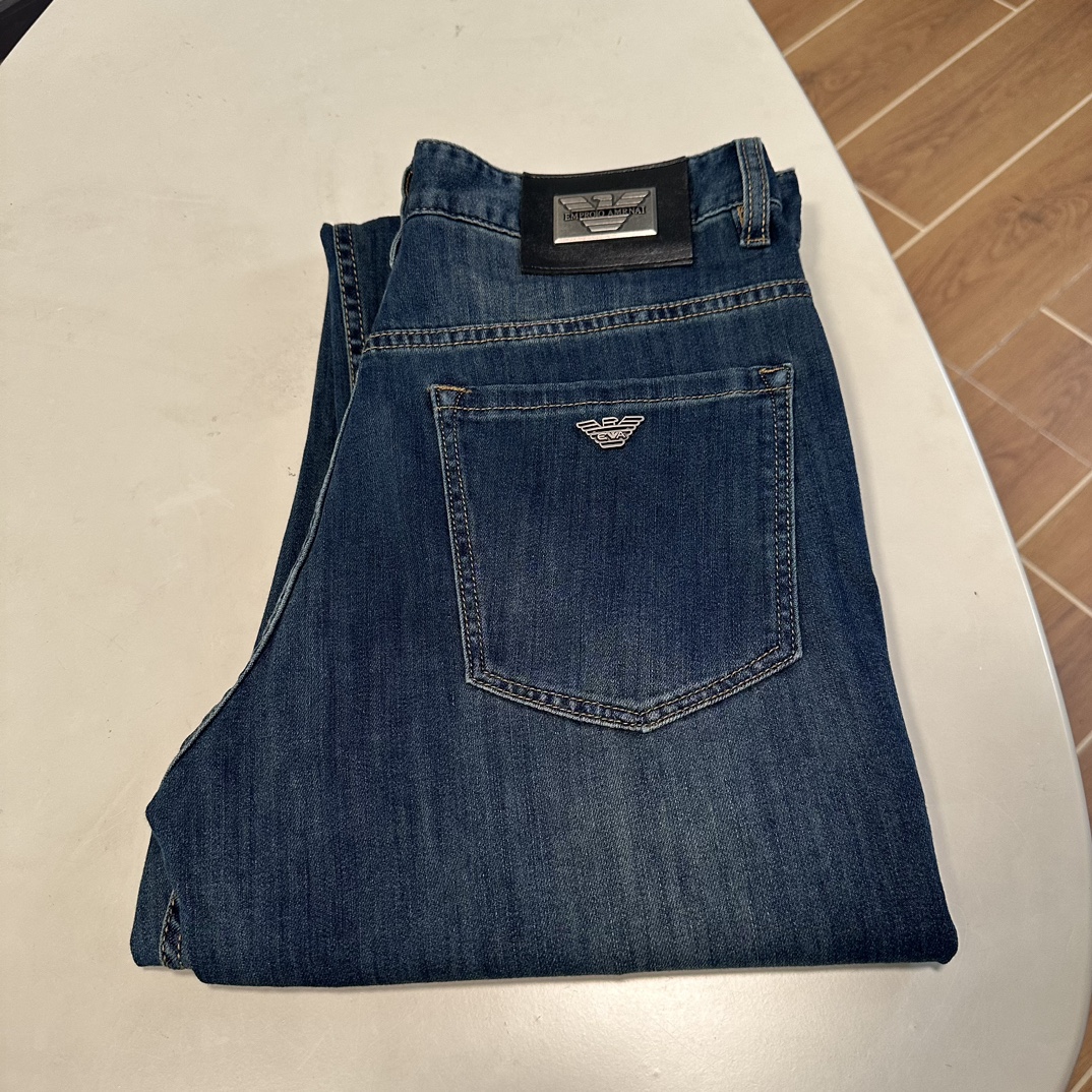 NO:134627,Armani exclusively offers new jeans, high-end version!  Customized fabrics for counters are breathable and comfortable, with impeccable details, and the brand element design concept reflects high quality. The feel is delicate and soft!  It is casually cut, with a great upper body style!  Number of codes 29-40, Armani, jeans, alexander wang19860909阿玛尼独家专供新款 牛仔裤,高端版本！专柜定制面料 透气舒适度高,细节无可挑剔,品牌元素设计理念,体现高品质.手感细腻柔软！呈现休闲裁剪,上身版型超赞！ 码数29-40,,armani,jeans,alexander wang,Men's clothing