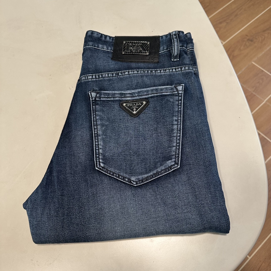 NO:465257,PRA Prada exclusively for new jeans, high-end version!  Customized fabrics for counters are breathable and comfortable, with impeccable details, and the brand element design concept reflects high quality. The feel is delicate and soft!  It is casually cut, with a great upper body style!  29-40, prada, prada, jeans, alexander wang19860909PRA 普拉达独家专供新款 牛仔裤,高端版本！专柜定制面料 透气舒适度高,细节无可挑剔,品牌元素设计理念,体现高品质.手感细腻柔软！呈现休闲裁剪,上身版型超赞！ 码数29-40,,prada,prada,jeans,alexander wang,Men's clothing
