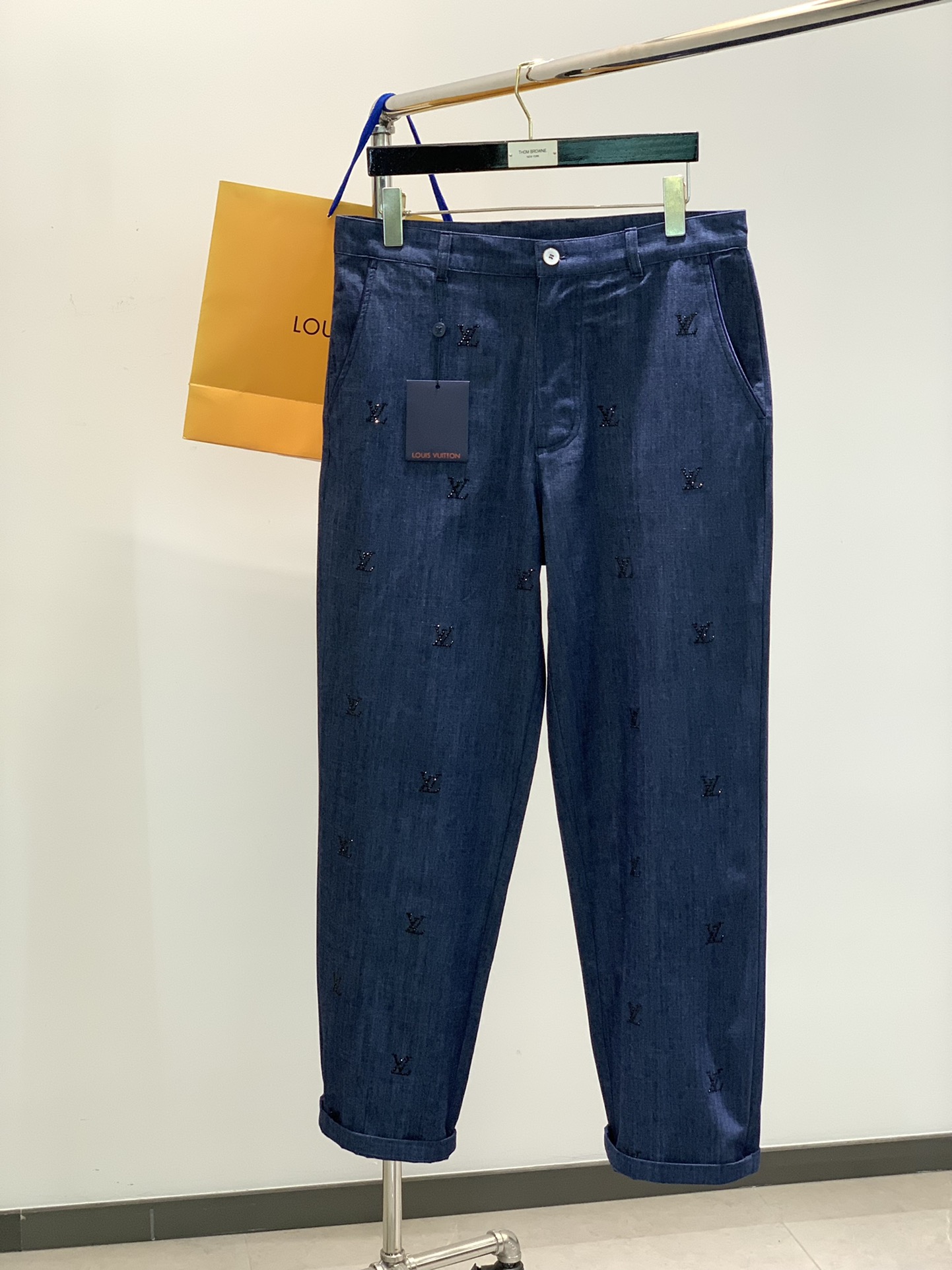 NO:122877,Clothes, Pants P, Louis Vuitton, the latest spring model, available at the counter at the same time, original orders, fashionable and casual denim suits, very distinctive on the upper body!  Eye-catching and highlighted, imported original fabric, top-grade ironing craft letter pattern decoration logo, original hardware and auxiliary materials decoration, simple but not lacking in fashion, classic and atmospheric, comfortable and breathable, handsome and stylish on the upper body, S-XL,, louis vuitton, louis vuitton, alexander wang19860909衣服,裤子P,LouisVuitton 路易威登,春季最新款,专柜同步有售,原单狠货,时尚休闲牛仔套装,上身很有特点！吸睛而有亮点,进口原版面料,顶级烫钻工艺字母图案装饰Logo,原版五金辅料装饰,简单而不失时尚,经典大气,舒适透气,上身帅气有型,码数S-XL,,louis vuitton,louis vuitton,alexander wang,Men's clothing