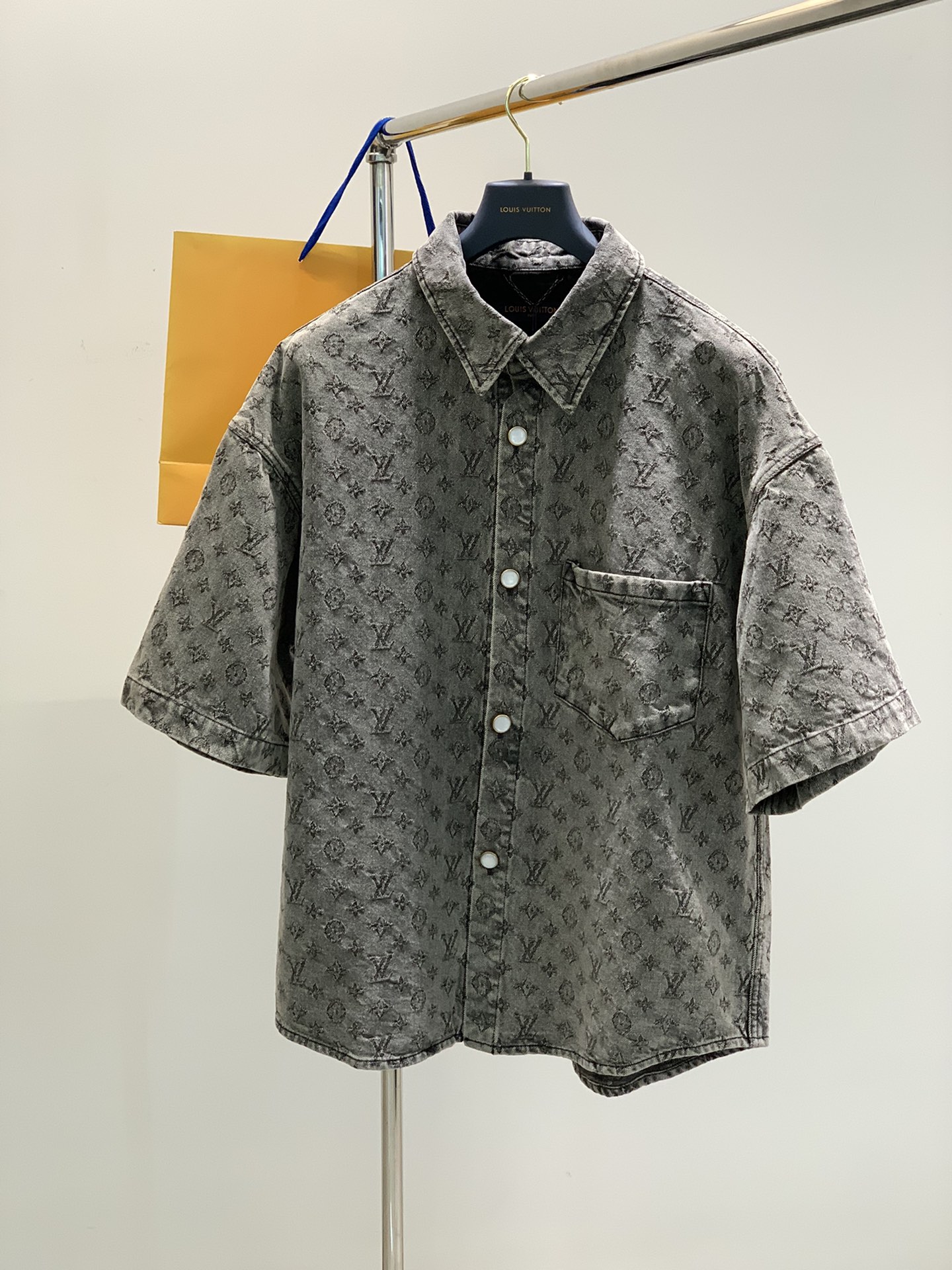 NO:122867,Clothes, Pants P, Louis Vuitton, the latest spring model, available at the counter at the same time, original singles, fashionable and casual denim short-sleeved suit, very distinctive on the upper body!  Eye-catching and highlighted, imported original fabric, top-level jacquard craft letter pattern decoration logo, original hardware and auxiliary decoration, simple but not lacking in fashion, classic and atmospheric, comfortable and breathable, handsome and stylish on the upper body, S-XL,, louis vuitton, louis vuitton, T-shirt, alexander wang19860909衣服,裤子P,LouisVuitton 路易威登,春季最新款,专柜同步有售,原单狠货,时尚休闲牛仔短袖套装,上身很有特点！吸睛而有亮点,进口原版面料,顶级提花工艺字母图案装饰Logo,原版五金辅料装饰,简单而不失时尚,经典大气,舒适透气,上身帅气有型,码数S-XL,,louis vuitton,louis vuitton,T-shirt,alexander wang,Men's clothing