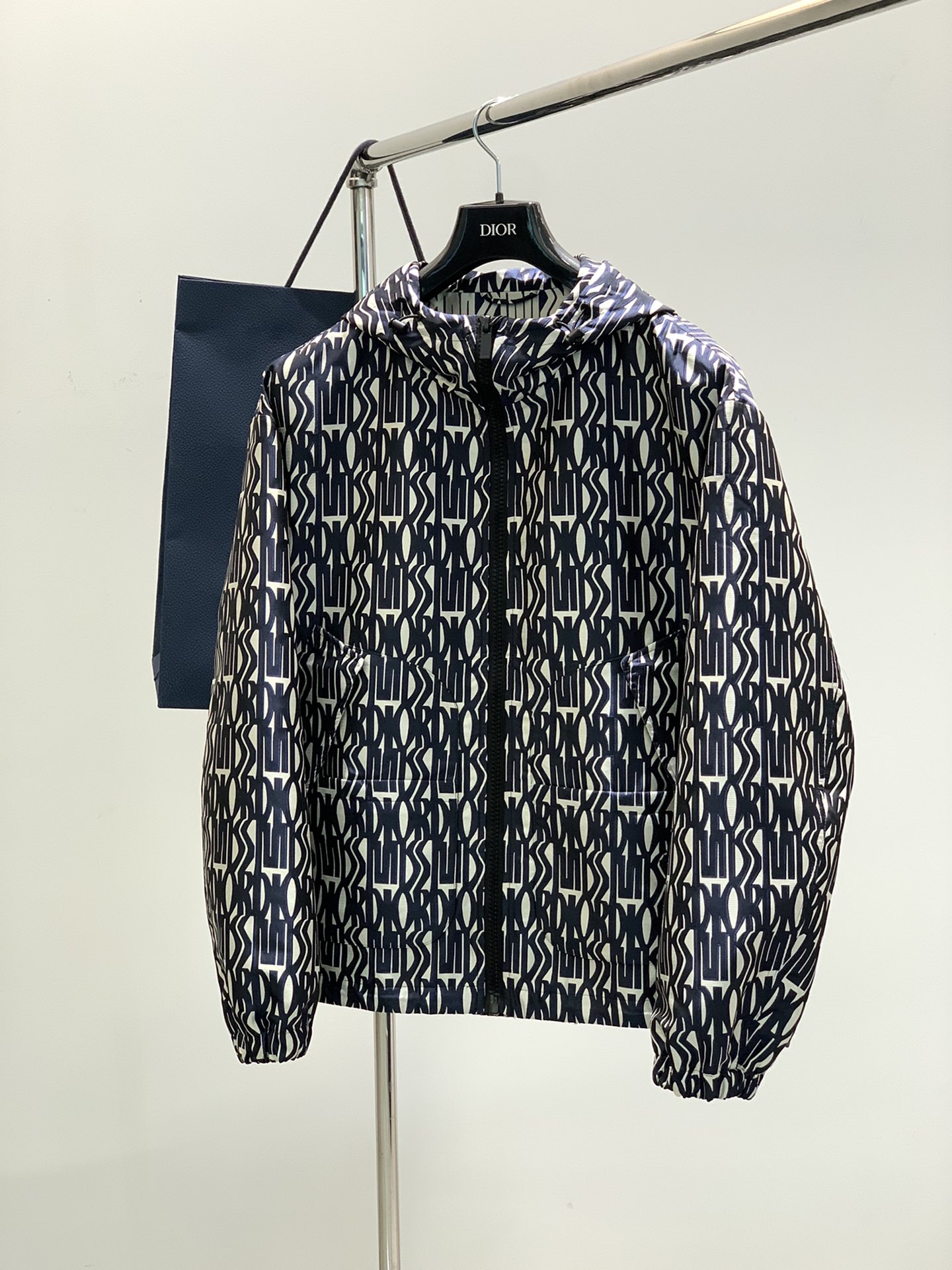 NO:122910,,Dior Dior, new spring products, available at the same time for counters, simple and fashionable casual hooded jacket, original imported fabric, comfortable and breathable, top-grade embroidery craft letter pattern logo, original hardware and auxiliary decoration, extremely high-end, unique design, fashionable and handsome on the upper body!  Code number M-3XL, dior, dior, jackets & coats, hats, alexander wang19860909,Dior 迪奥, 春季新品,专柜同步有售,简约时尚休闲连帽外套,原版进口面料,舒适透气,顶级刺绣工艺字母图案logo,原版五金辅料装饰,档次极高,独特设计,上身时尚帅气！码数M-3XL,,dior,dior,jackets & coats,hats,alexander wang,Men's clothing